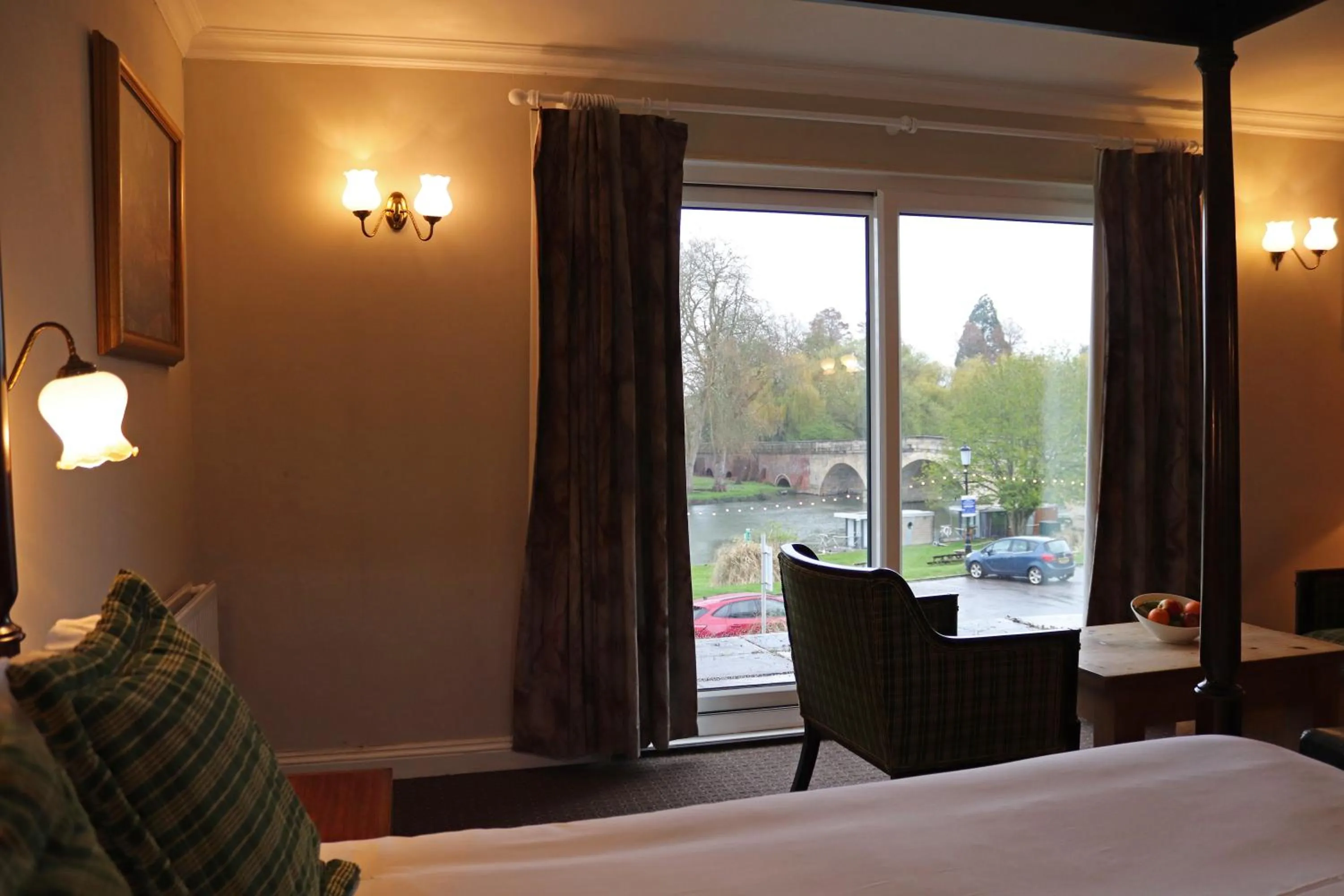Seating area, Bed in Shillingford Bridge Hotel