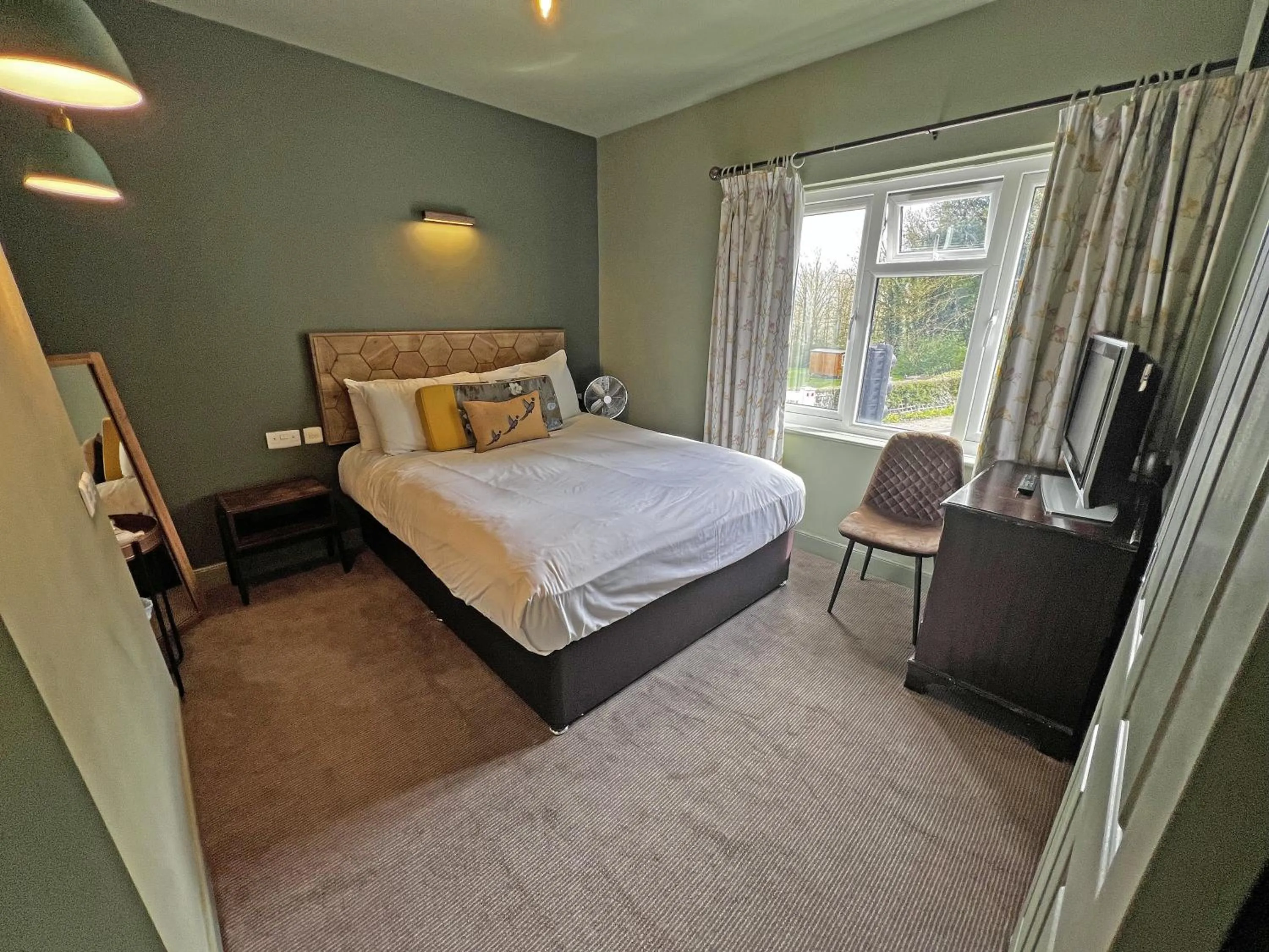 Bed in Shillingford Bridge Hotel