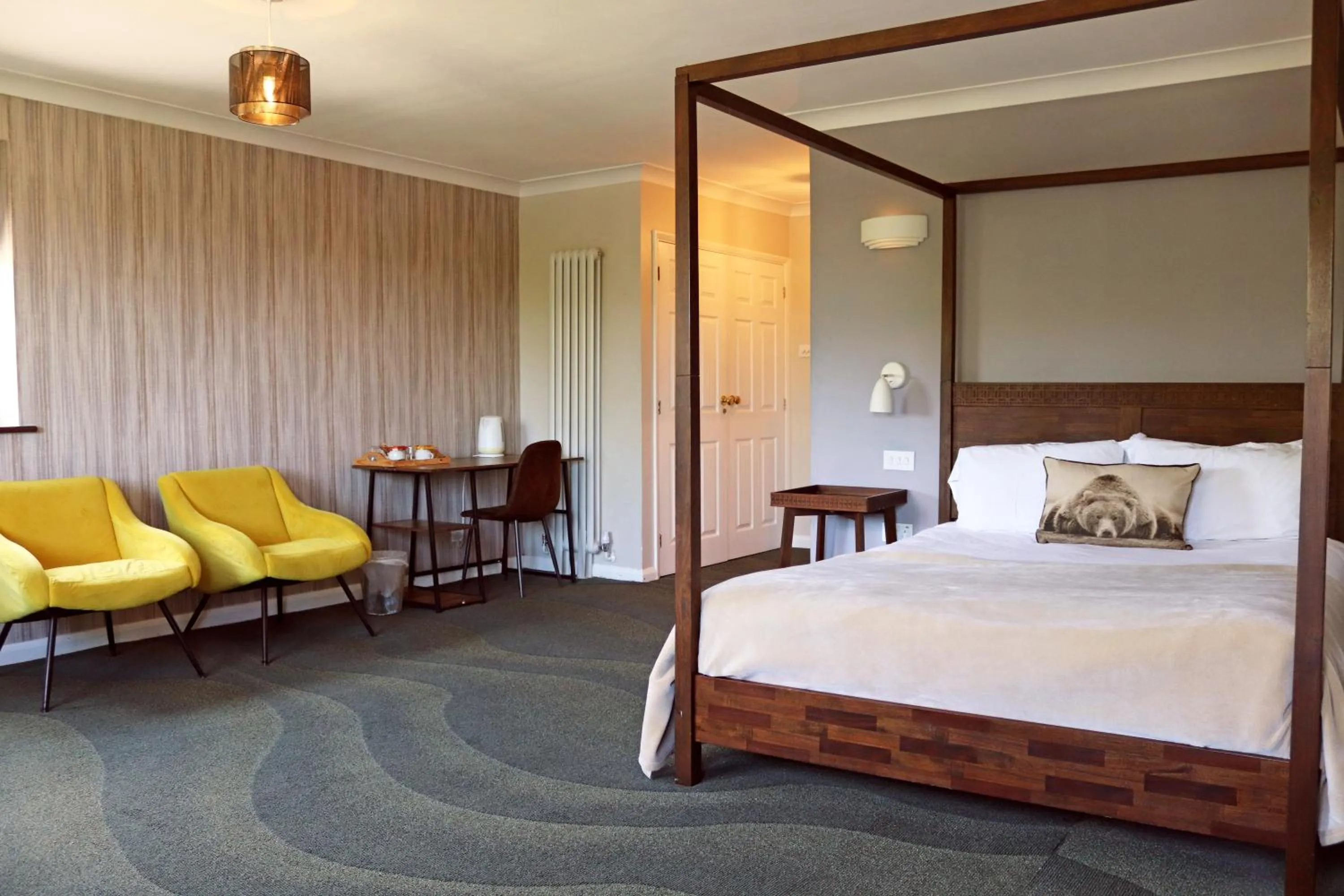 Bed in Shillingford Bridge Hotel