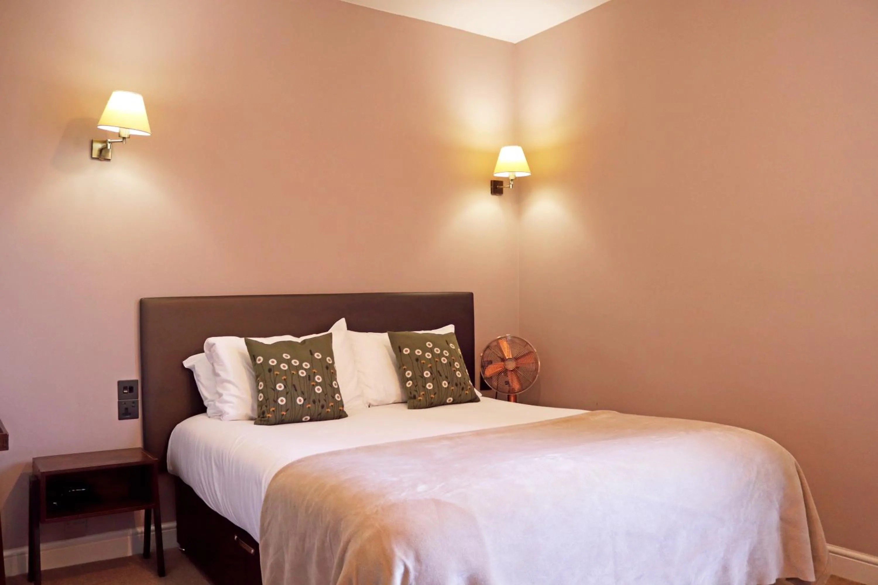 Bed in Shillingford Bridge Hotel