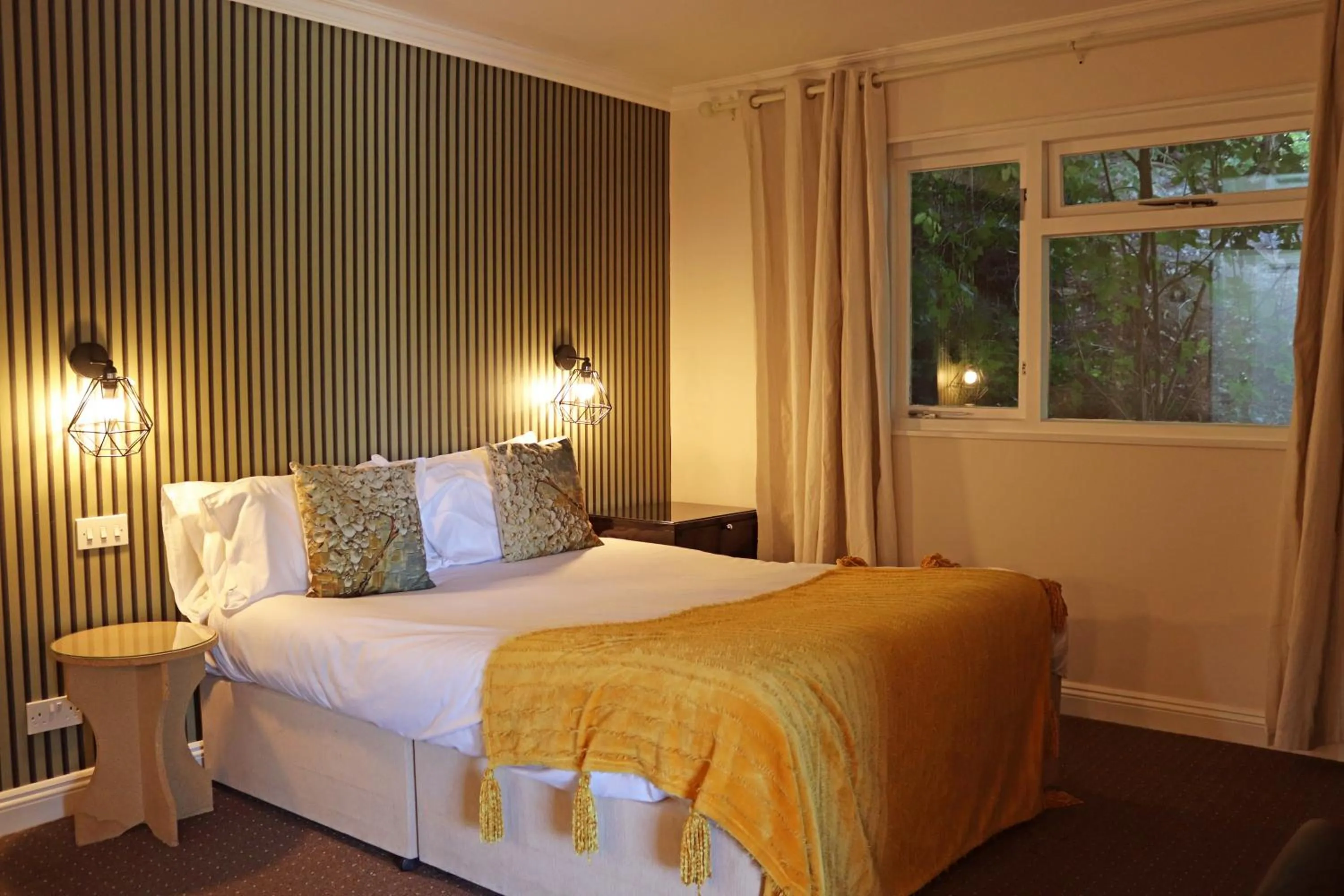 Bedroom, Bed in Shillingford Bridge Hotel