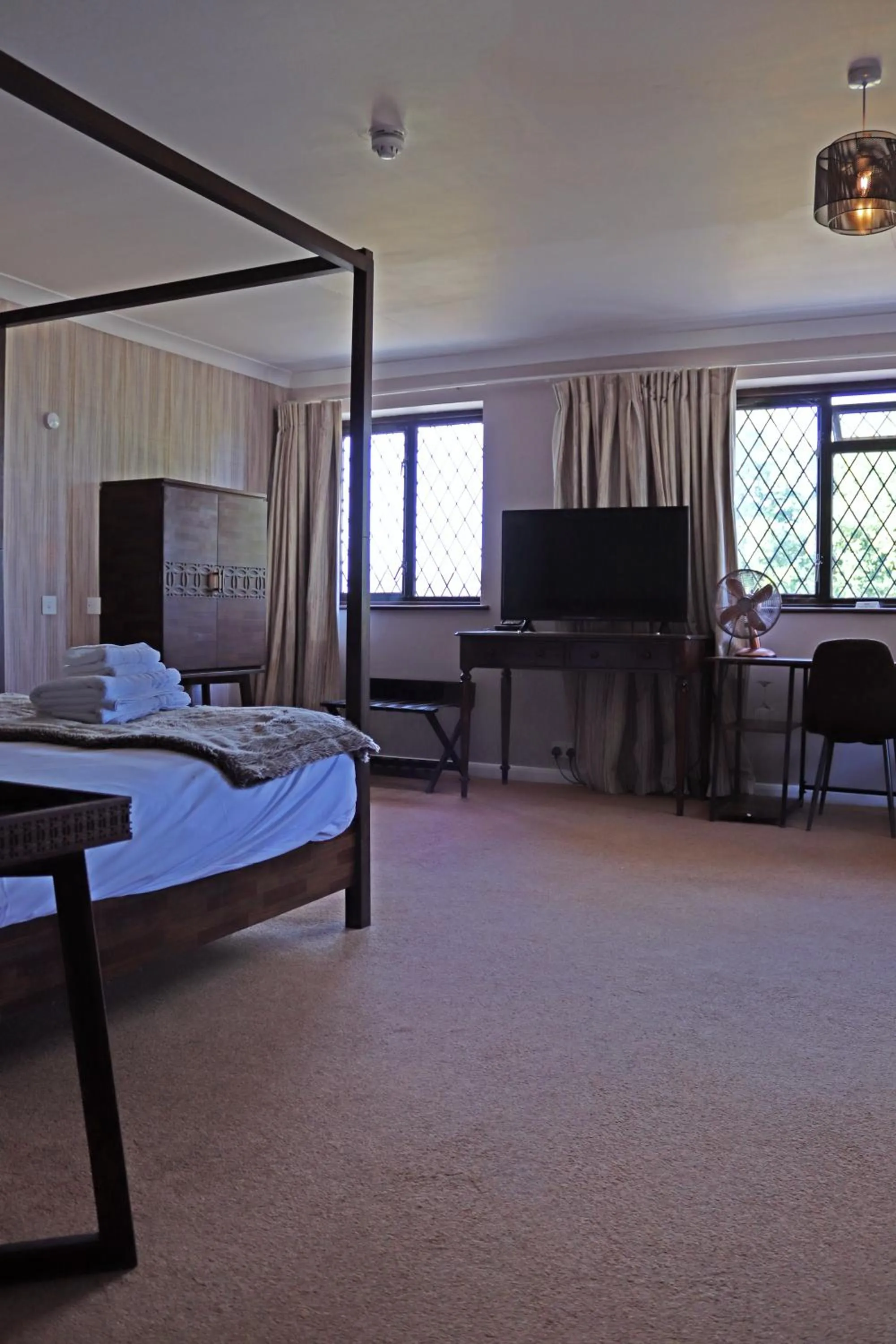 TV and multimedia, Bed in Shillingford Bridge Hotel