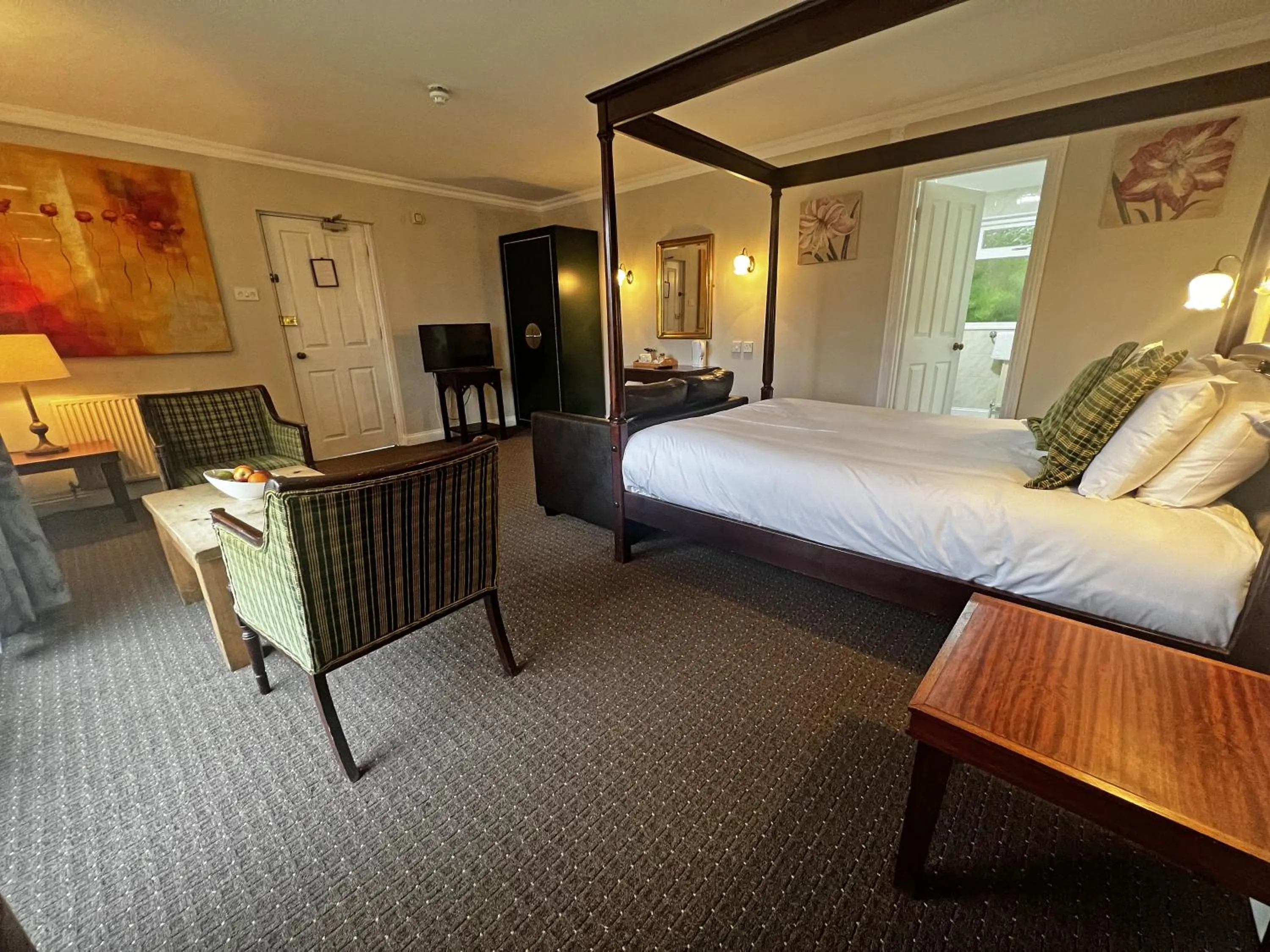 TV and multimedia, Bed in Shillingford Bridge Hotel