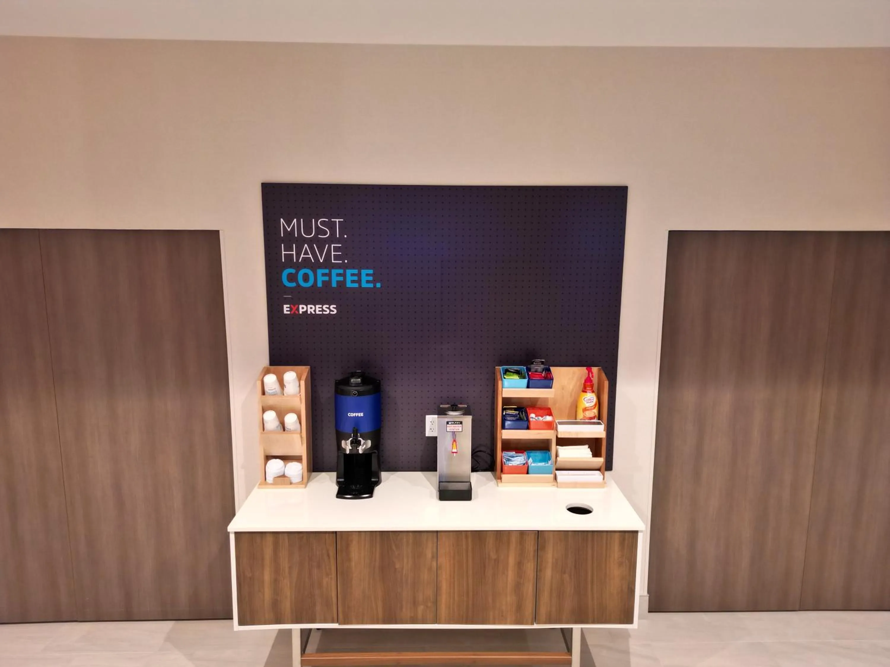Coffee/tea facilities in Holiday Inn Express & Suites Chicago Schaumburg by IHG