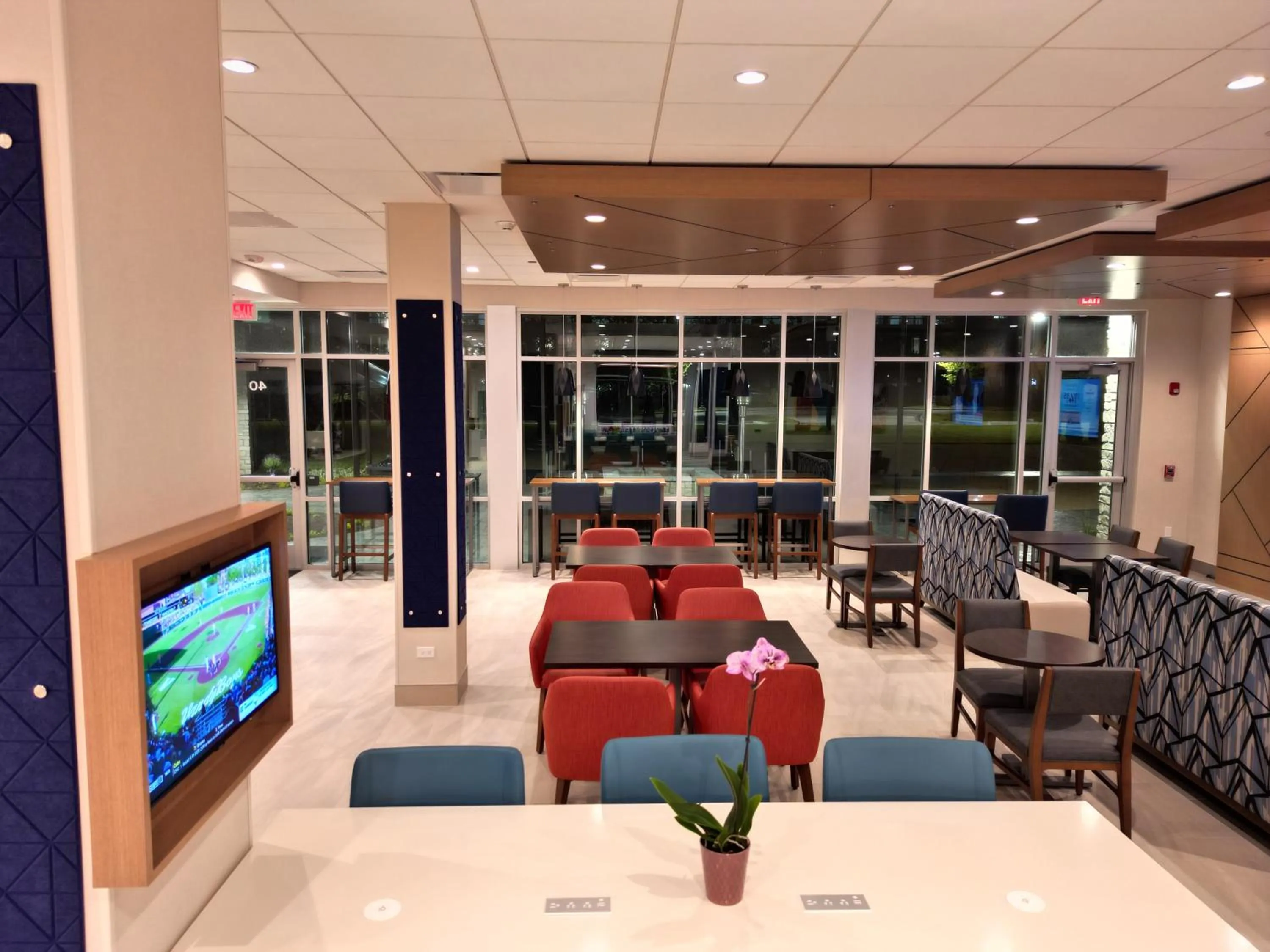 Communal lounge/ TV room in Holiday Inn Express & Suites Chicago Schaumburg by IHG