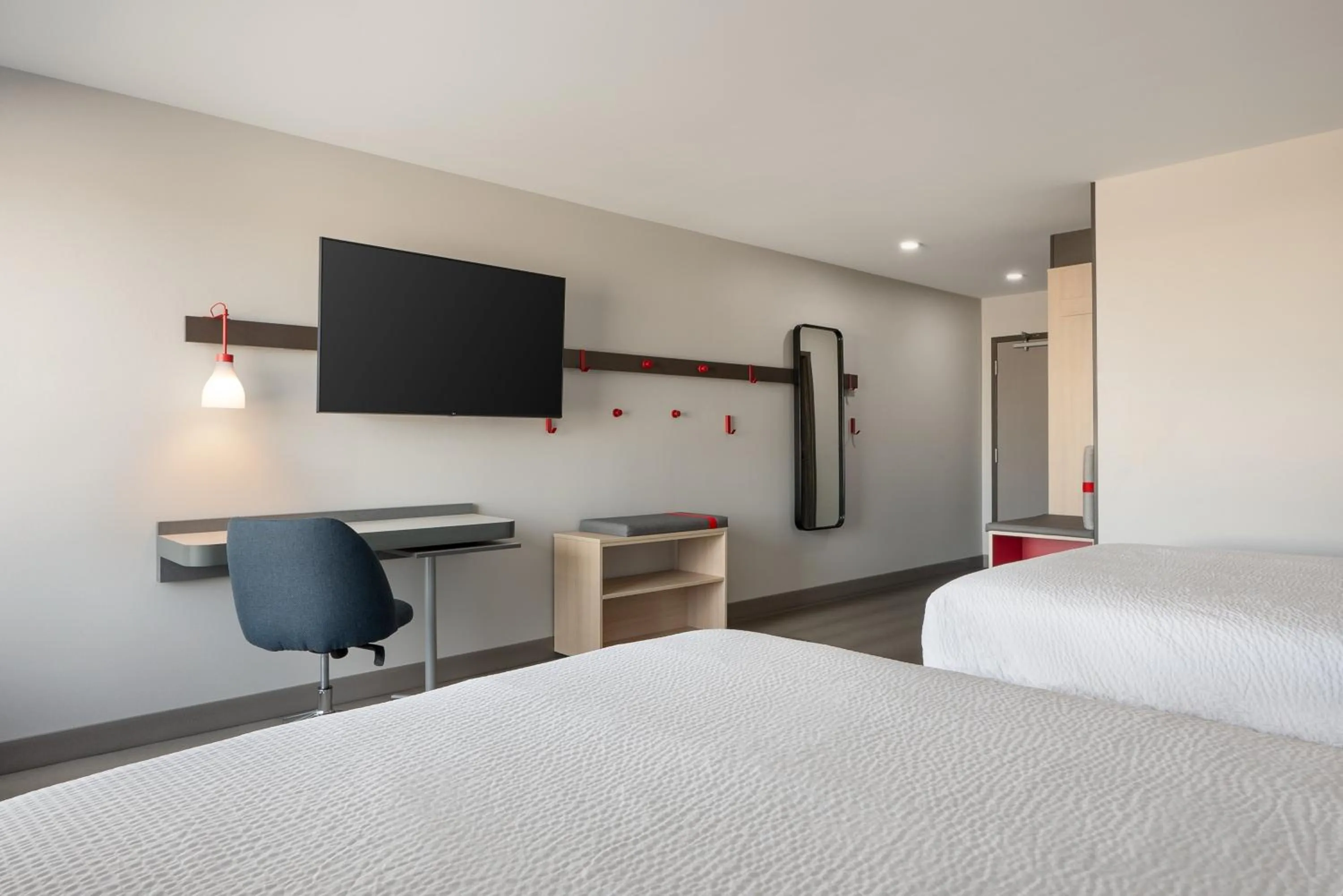 Photo of the whole room, Bed in avid hotel Oak Creek by IHG