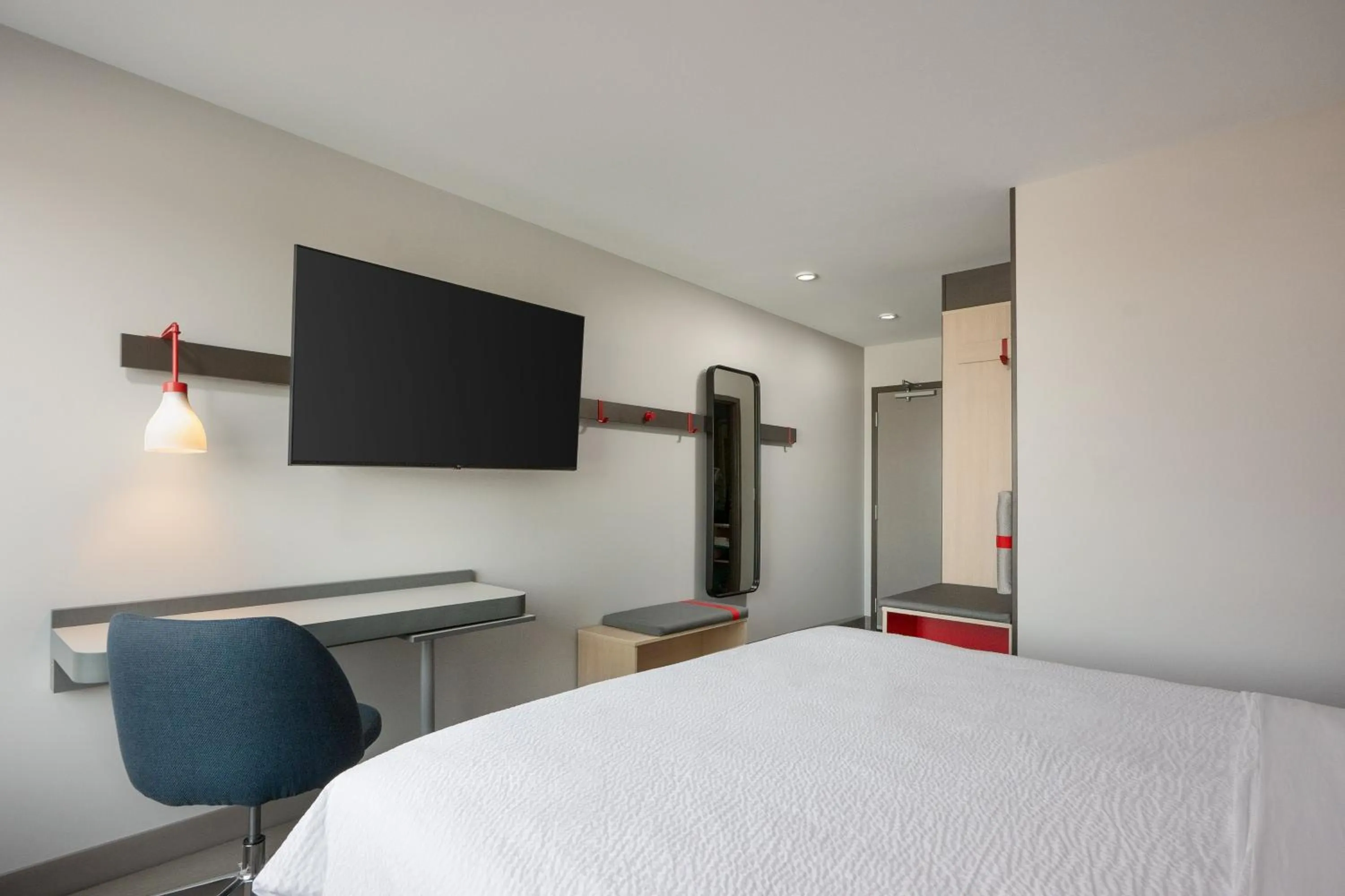 Photo of the whole room, Bed in avid hotel Oak Creek by IHG