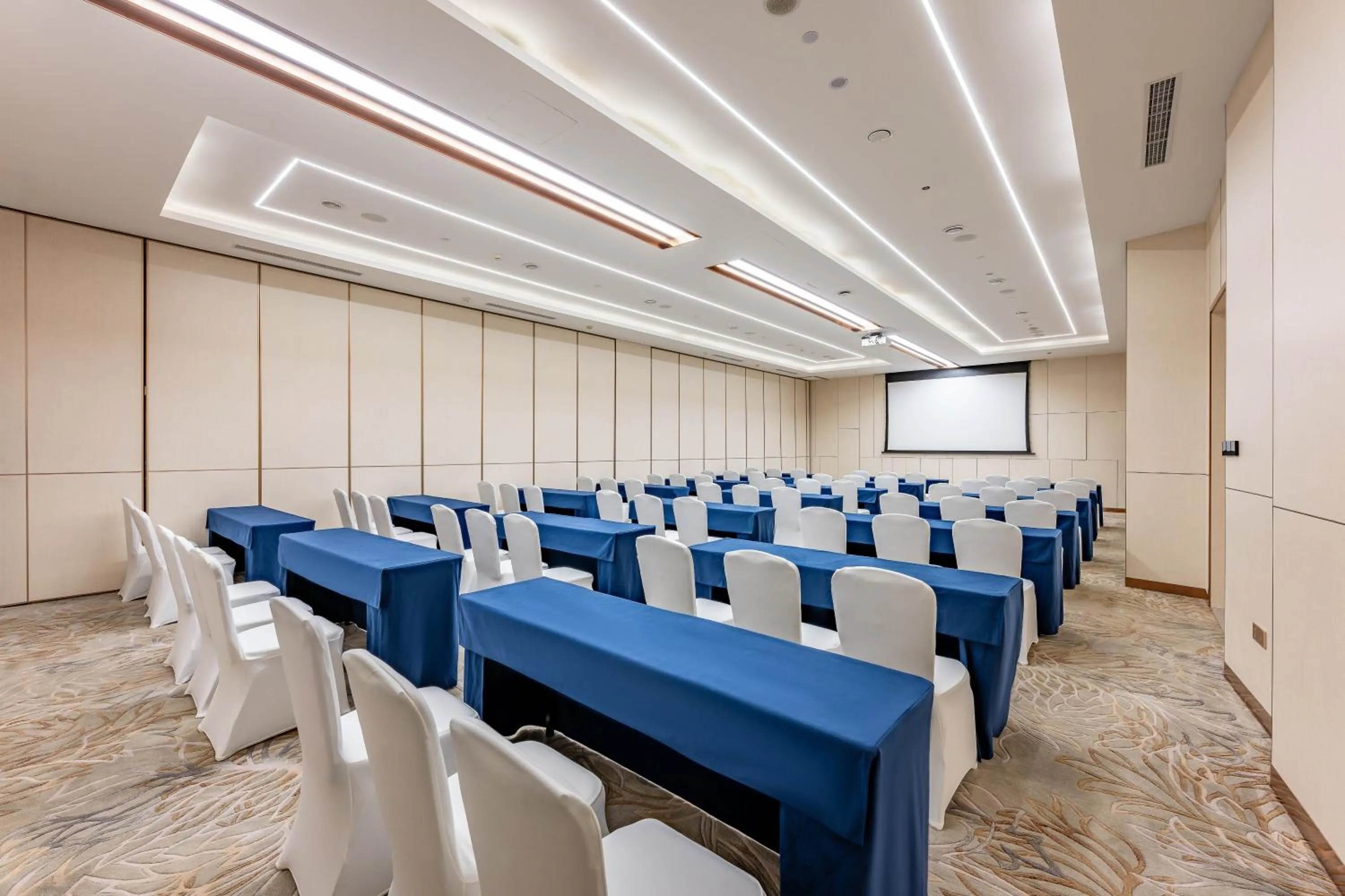 Meeting/conference room in Holiday Inn Express Beijing Conference Center by IHG