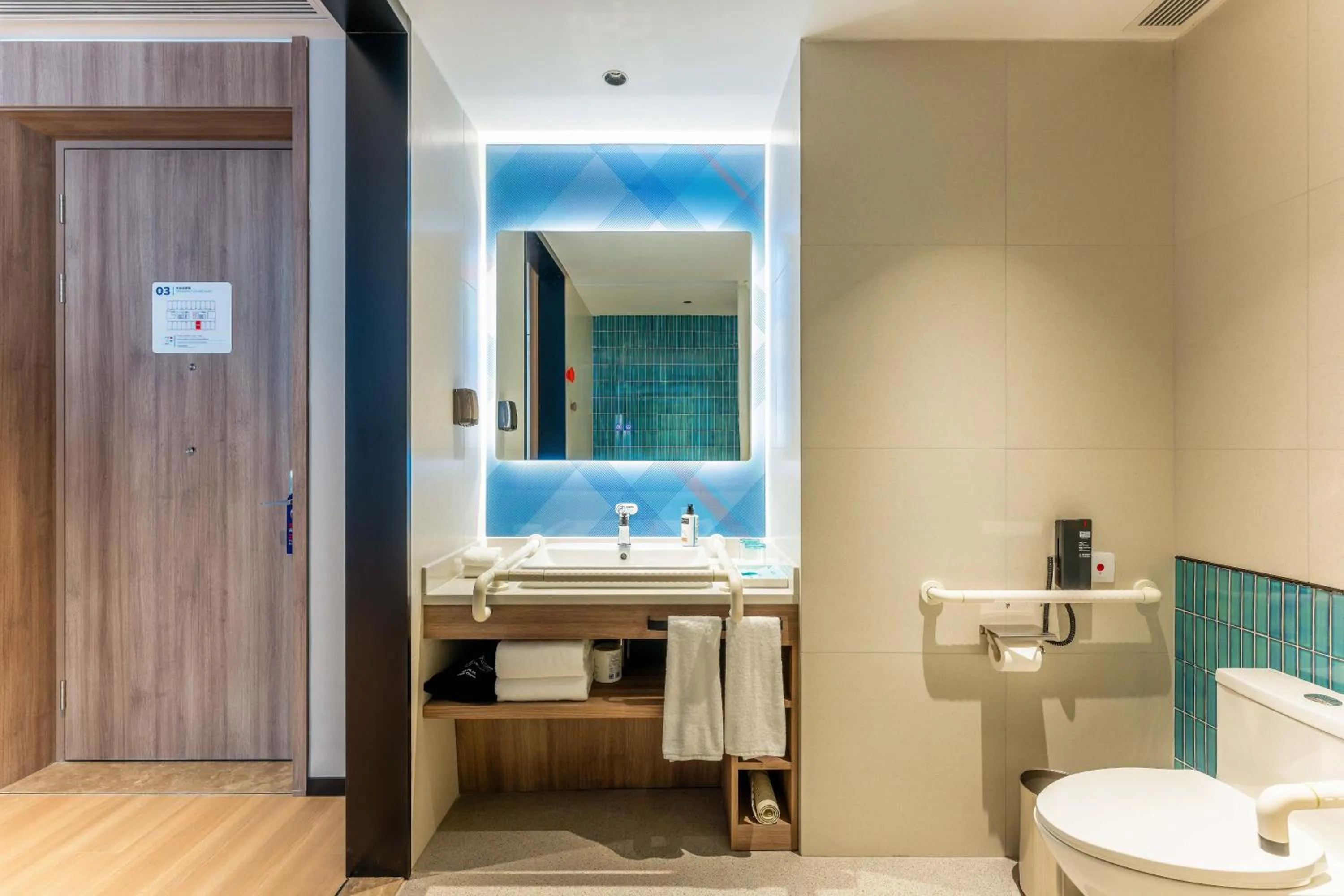 Toilet in Holiday Inn Express Liaocheng ETDZ by IHG