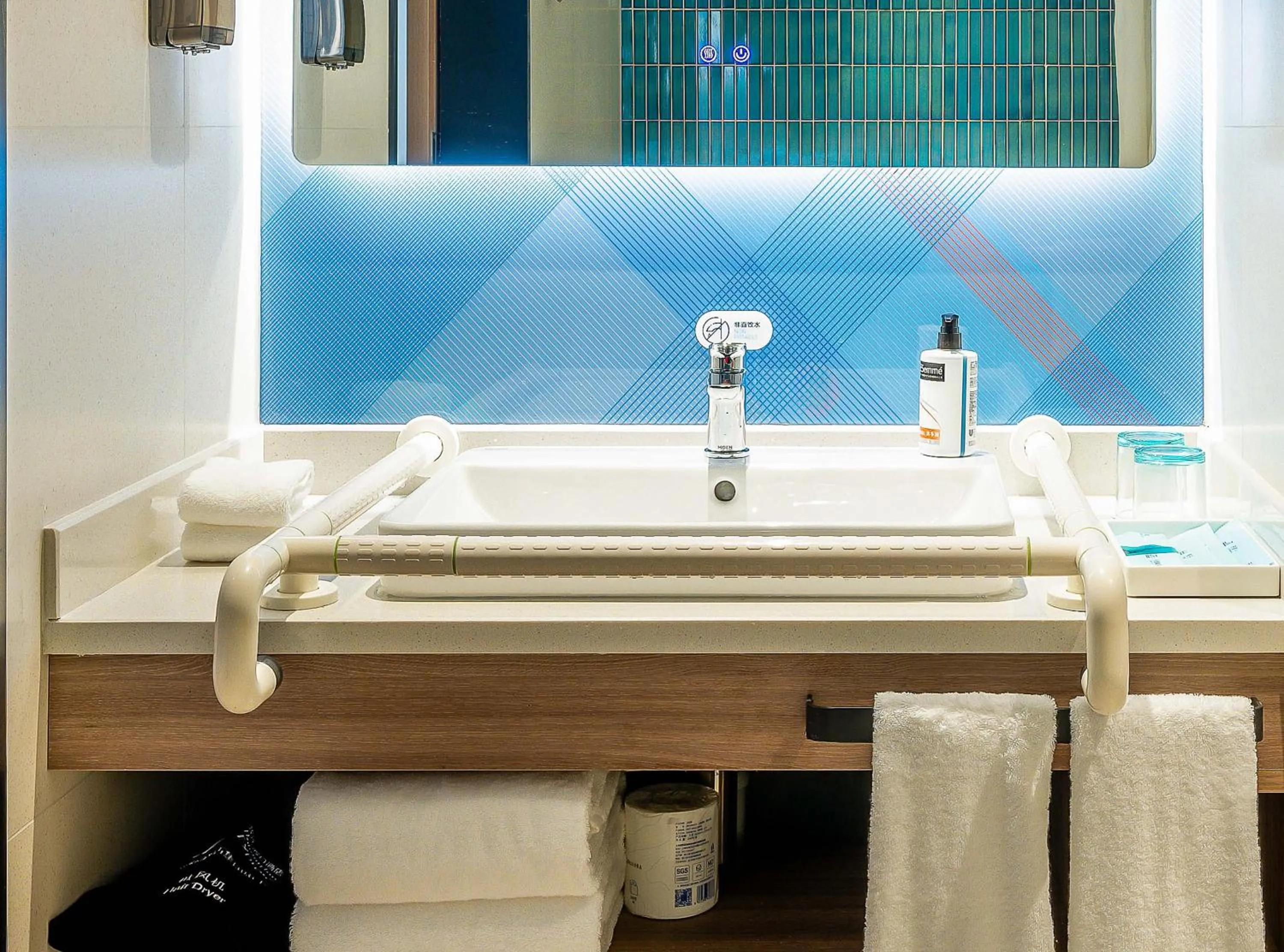 Toilet in Holiday Inn Express Liaocheng ETDZ by IHG