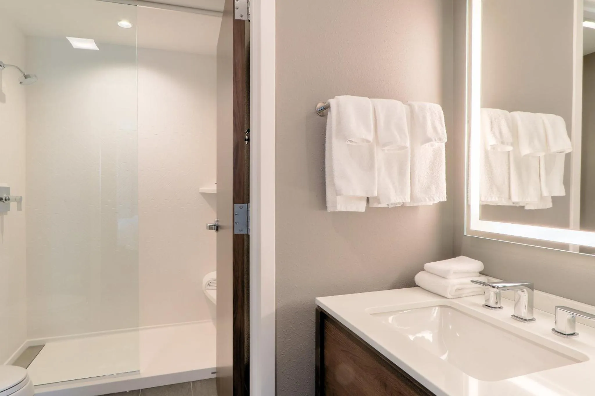 Photo of the whole room in Staybridge Suites Pigeon Forge - Smoky Mtns by IHG