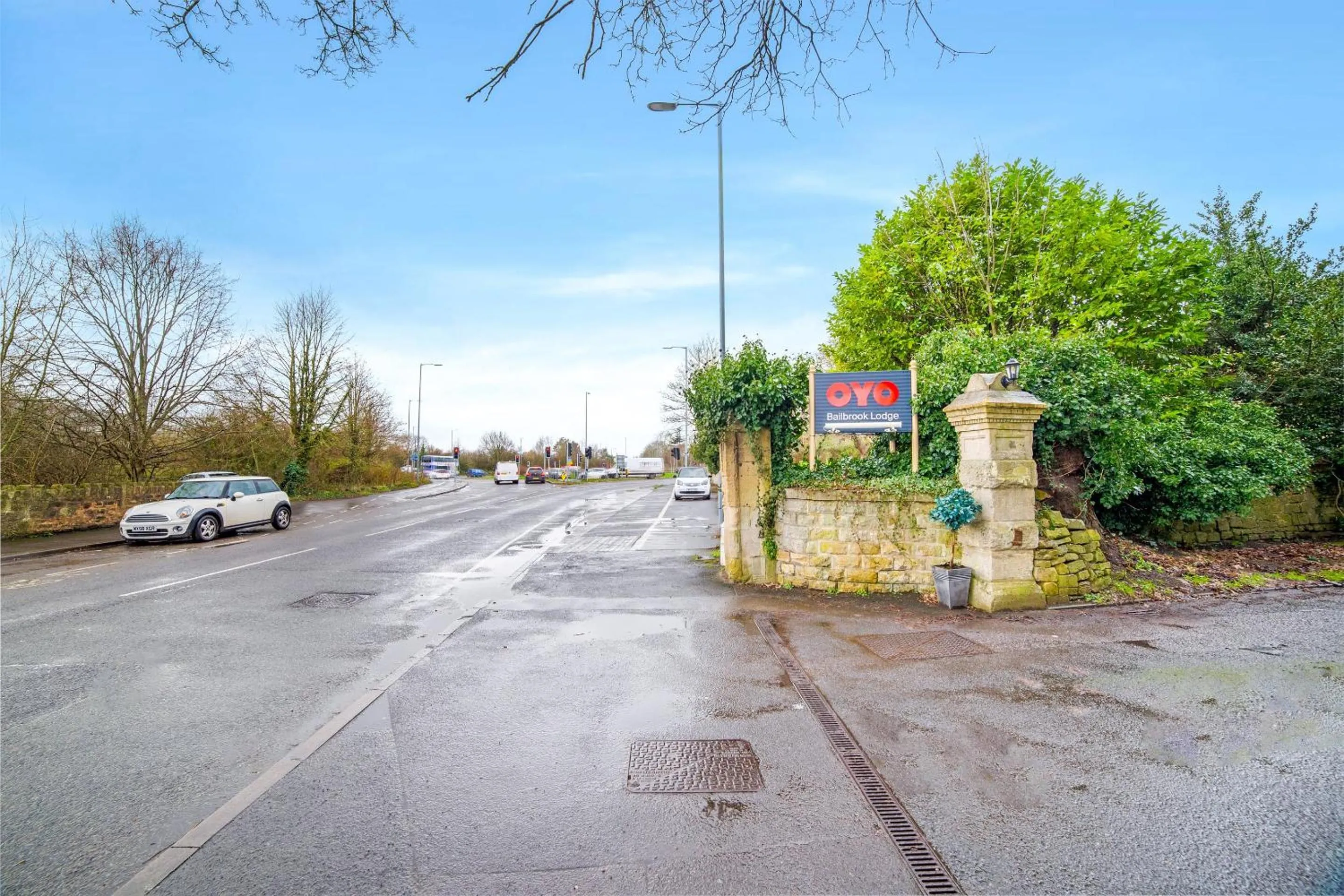 Facade/entrance in OYO Bailbrook Lodge, Bath