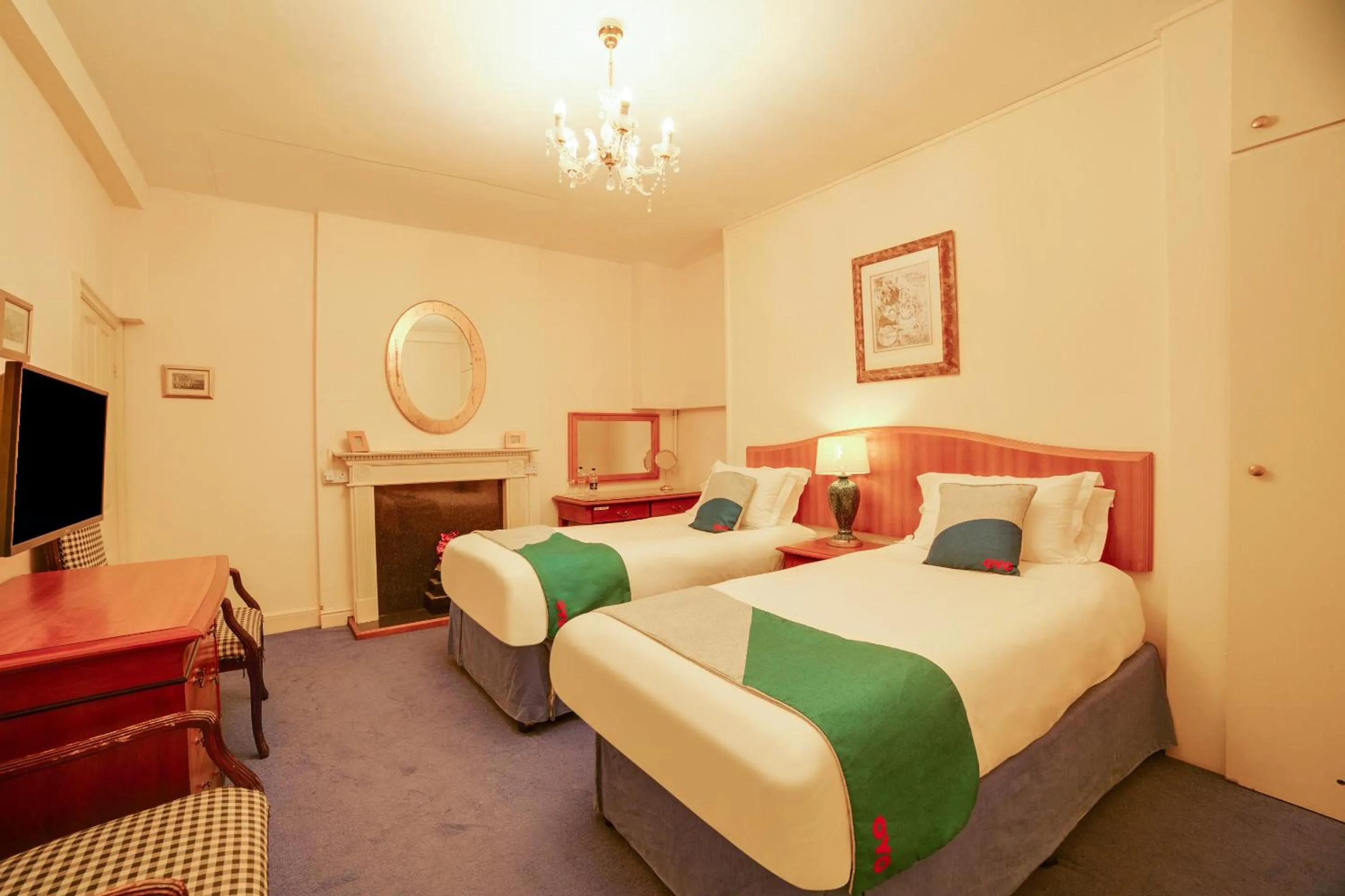 Bedroom, Bed in OYO Bailbrook Lodge, Bath