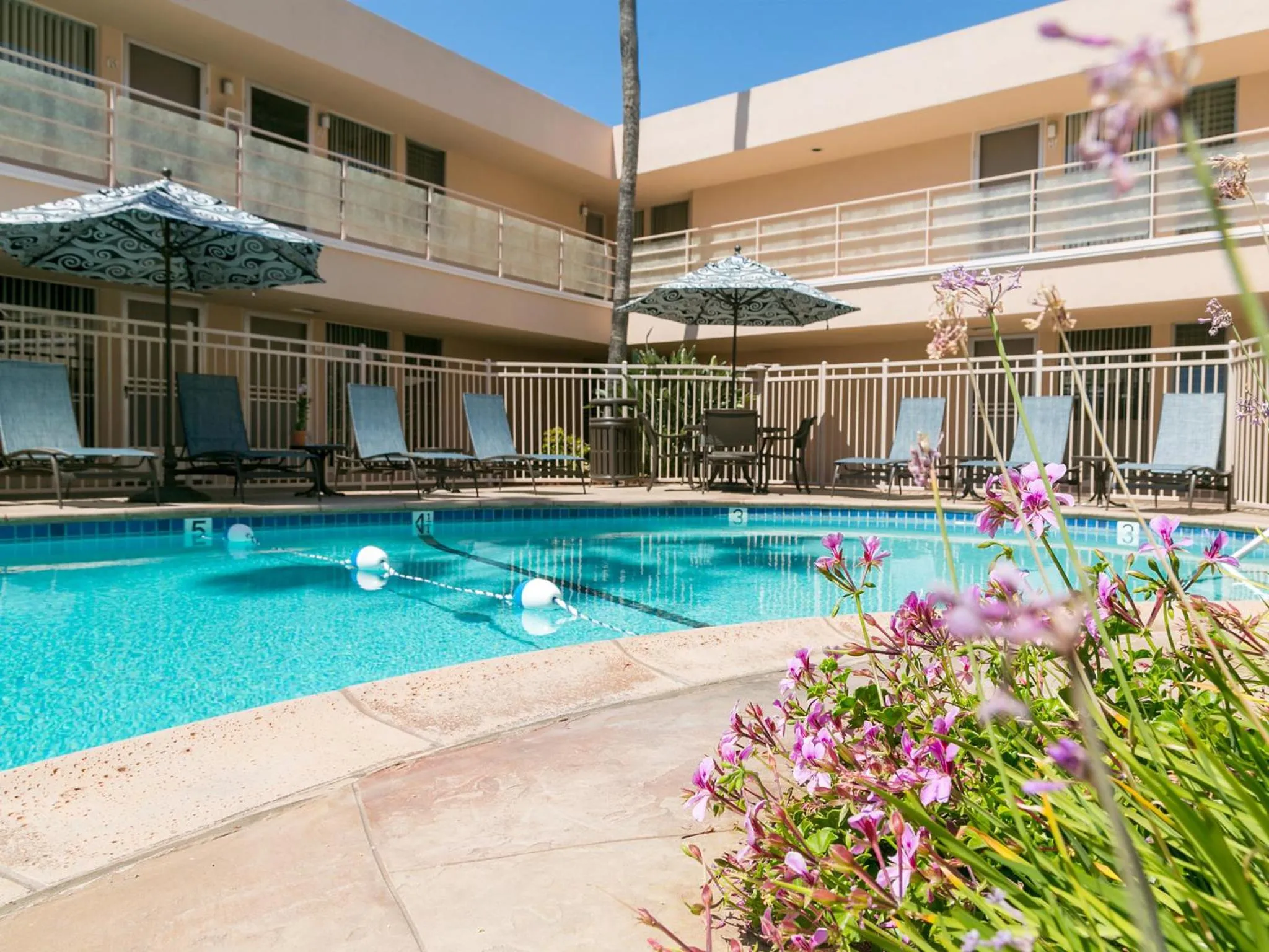 Swimming pool in La Jolla Riviera Inn