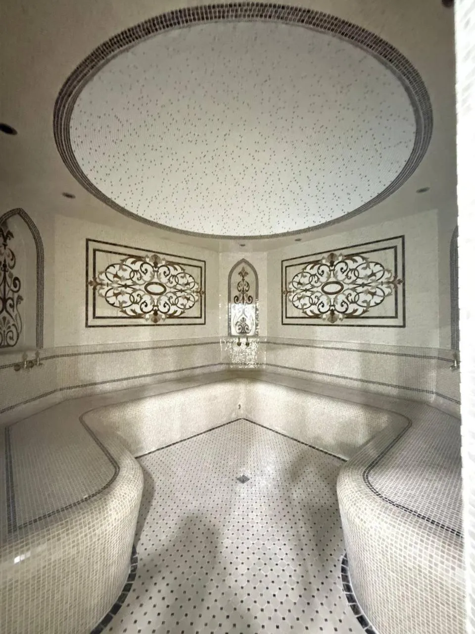 Swimming pool in Ko'k Saroy Plaza Hotel