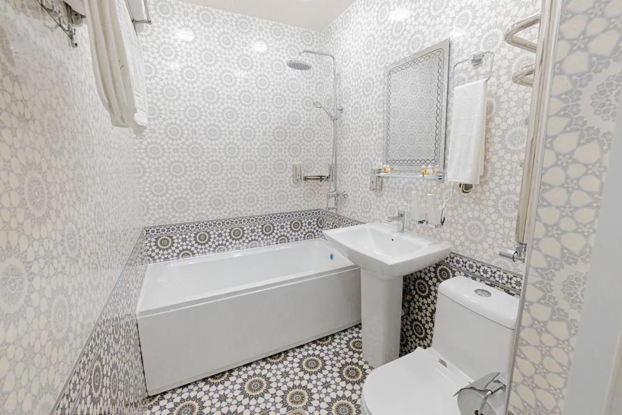 Shower in Ko'k Saroy Plaza Hotel