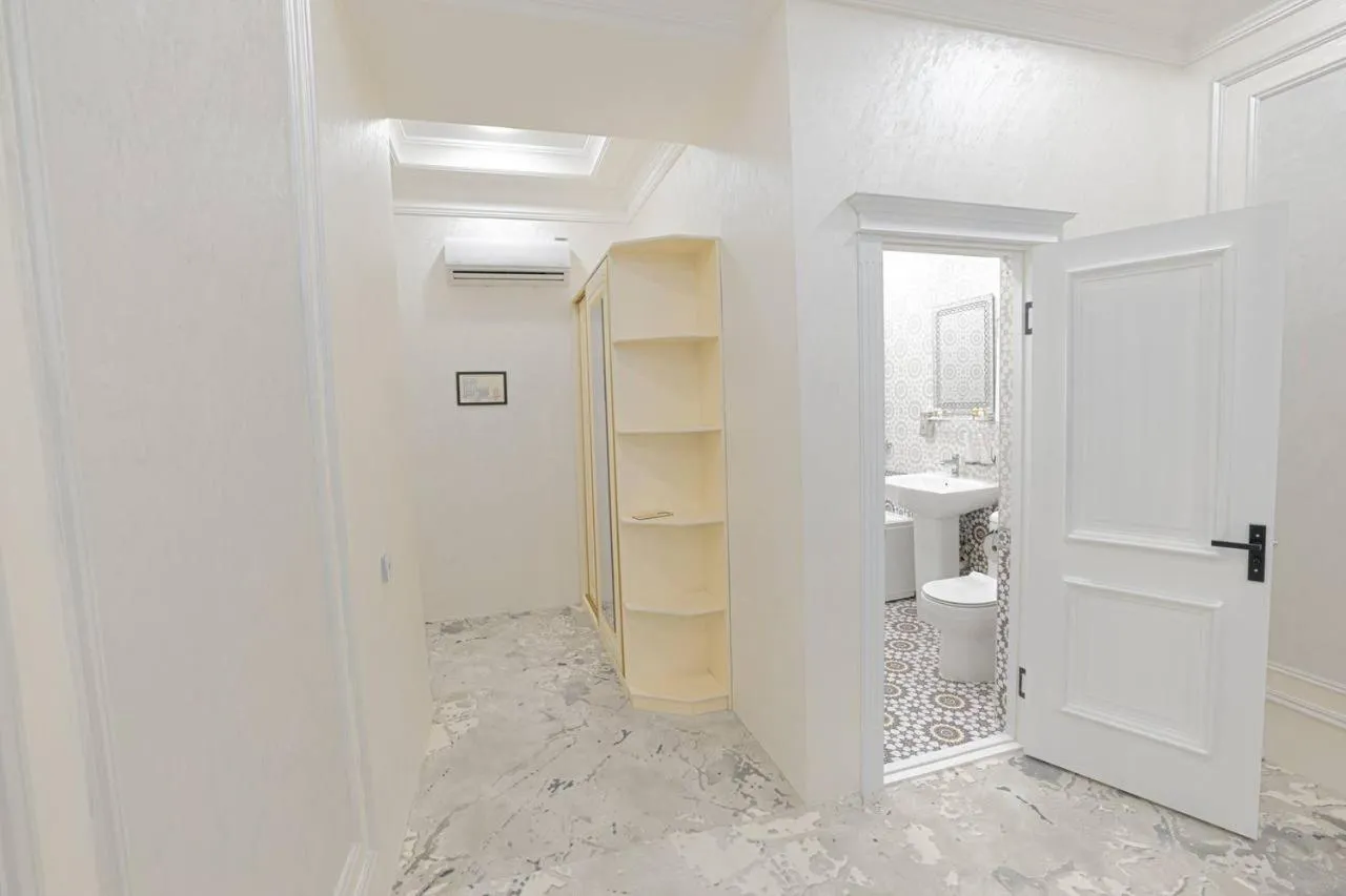 Shower in Ko'k Saroy Plaza Hotel