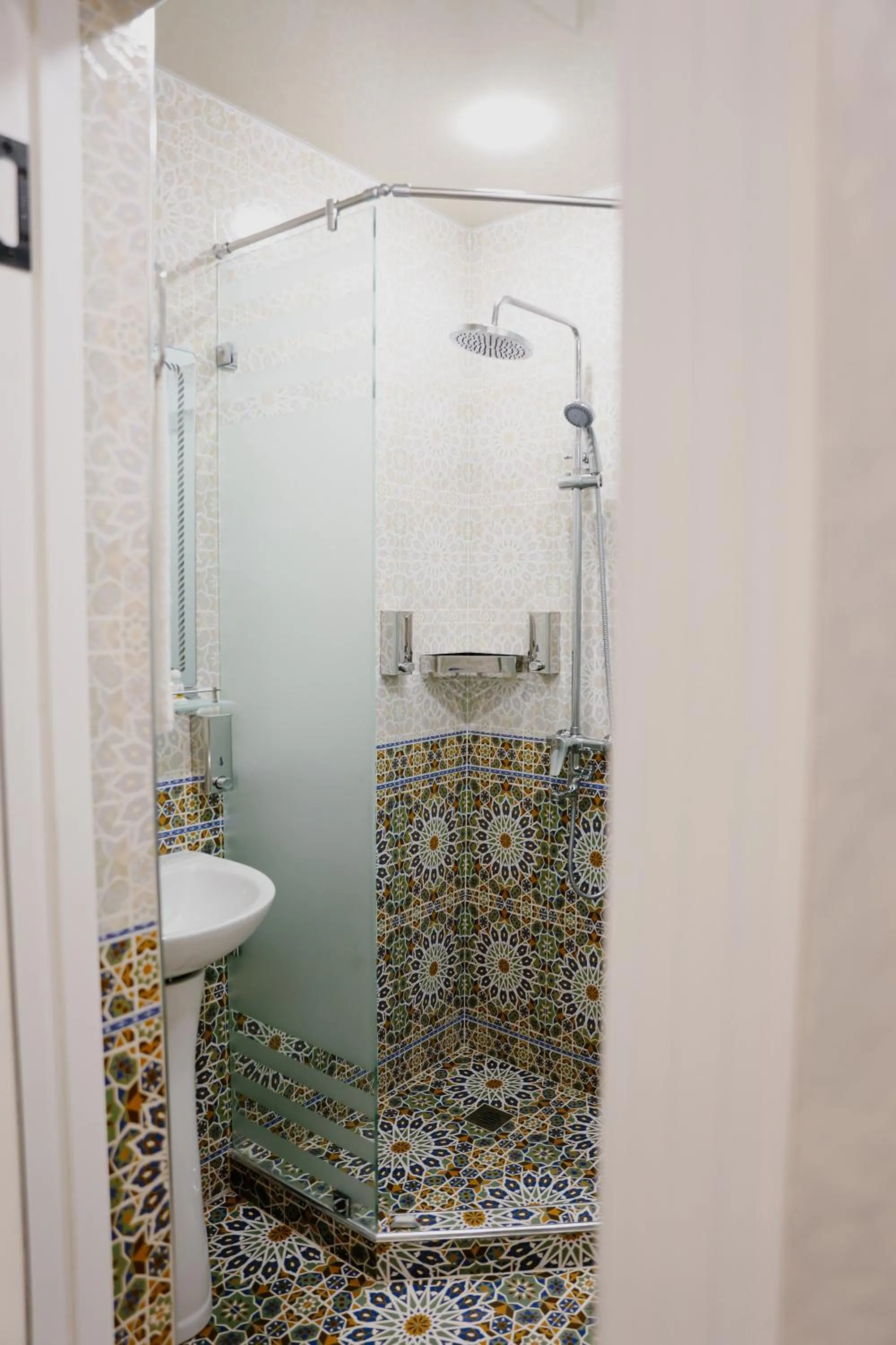 Shower in Ko'k Saroy Plaza Hotel