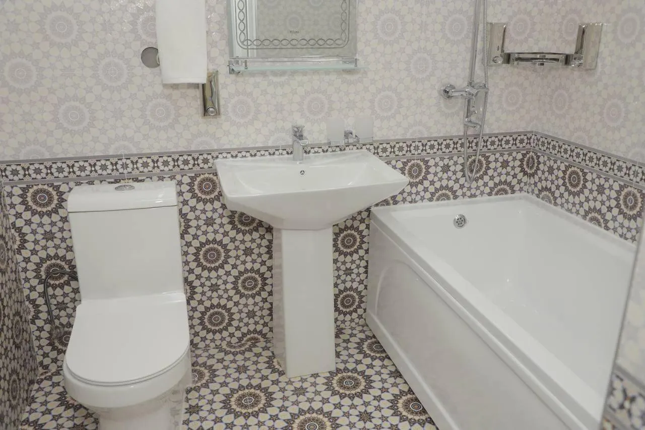 Shower in Ko'k Saroy Plaza Hotel