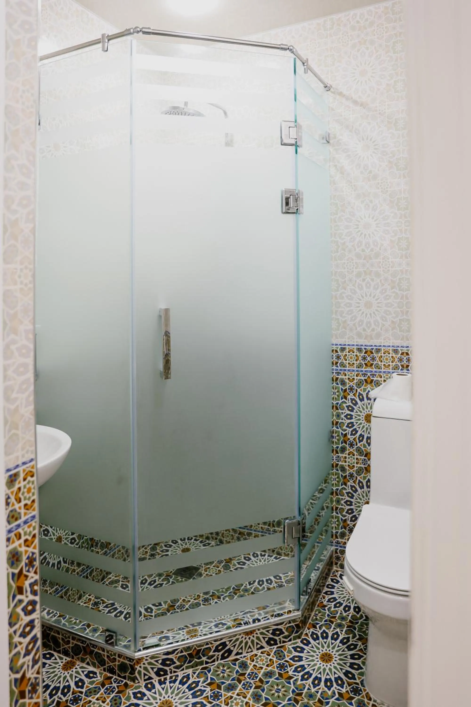 Shower in Ko'k Saroy Plaza Hotel