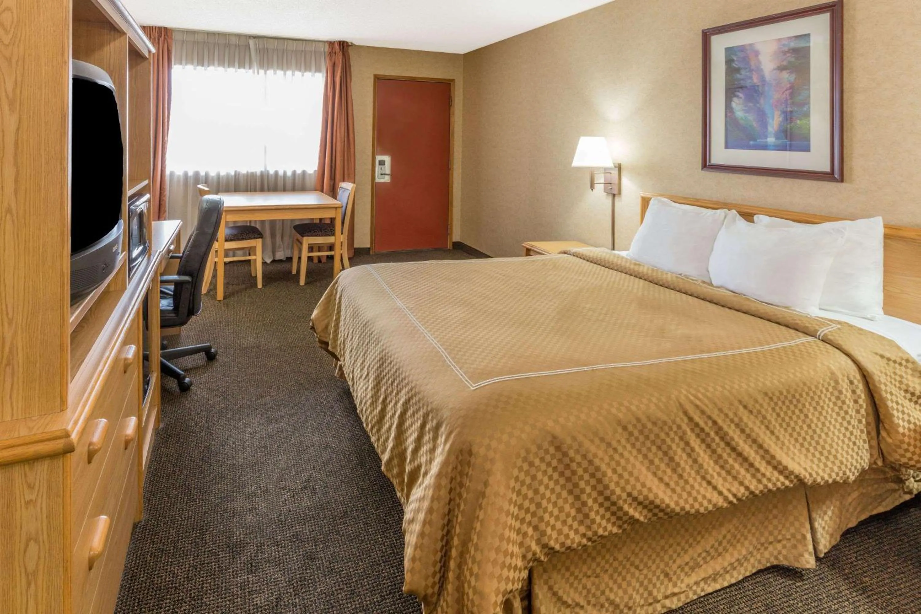 Photo of the whole room, Bed in Days Inn by Wyndham Black Bear