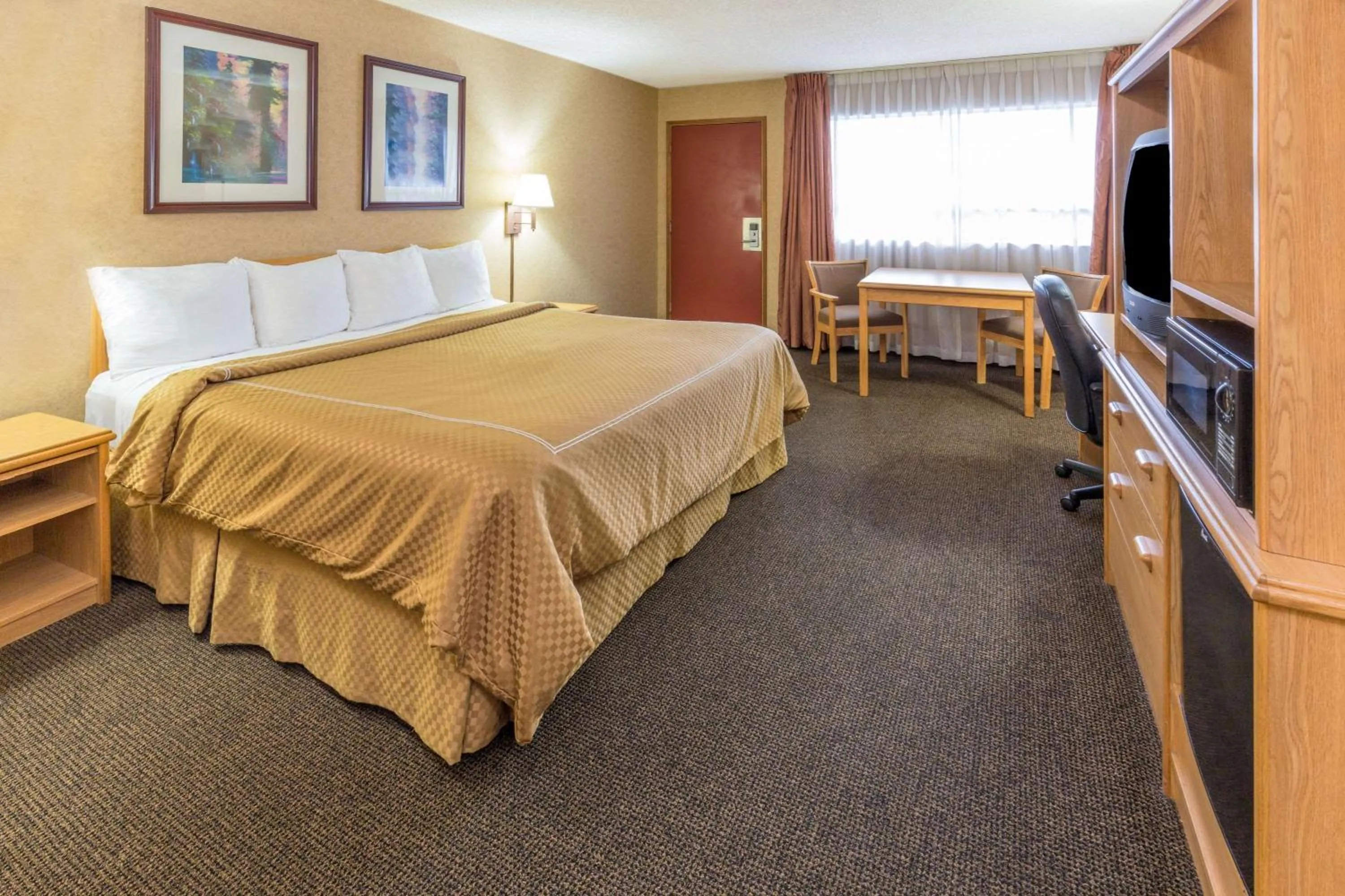Photo of the whole room, Bed in Days Inn by Wyndham Black Bear