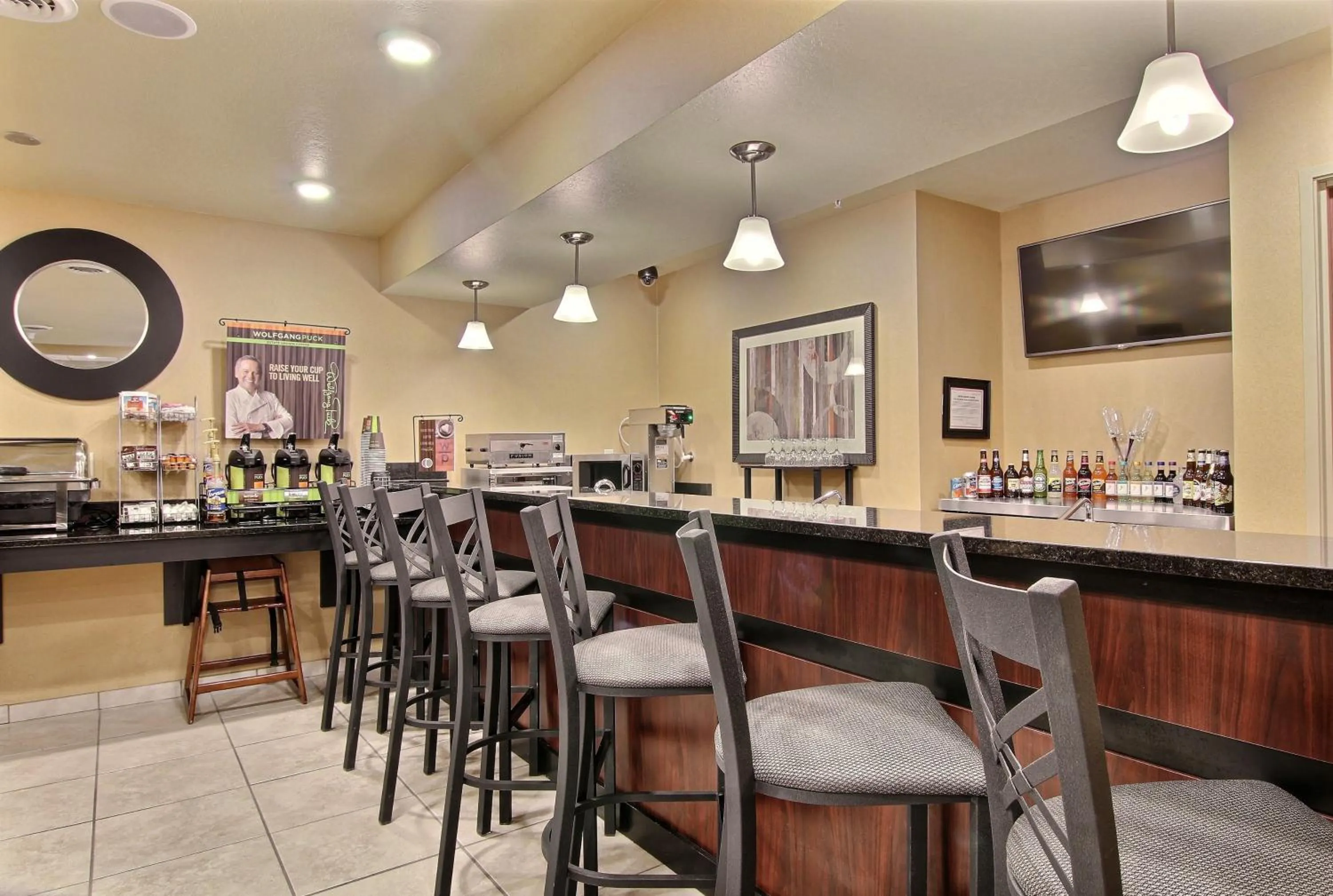 Lounge or bar in Cobblestone Inn & Suites - Linton