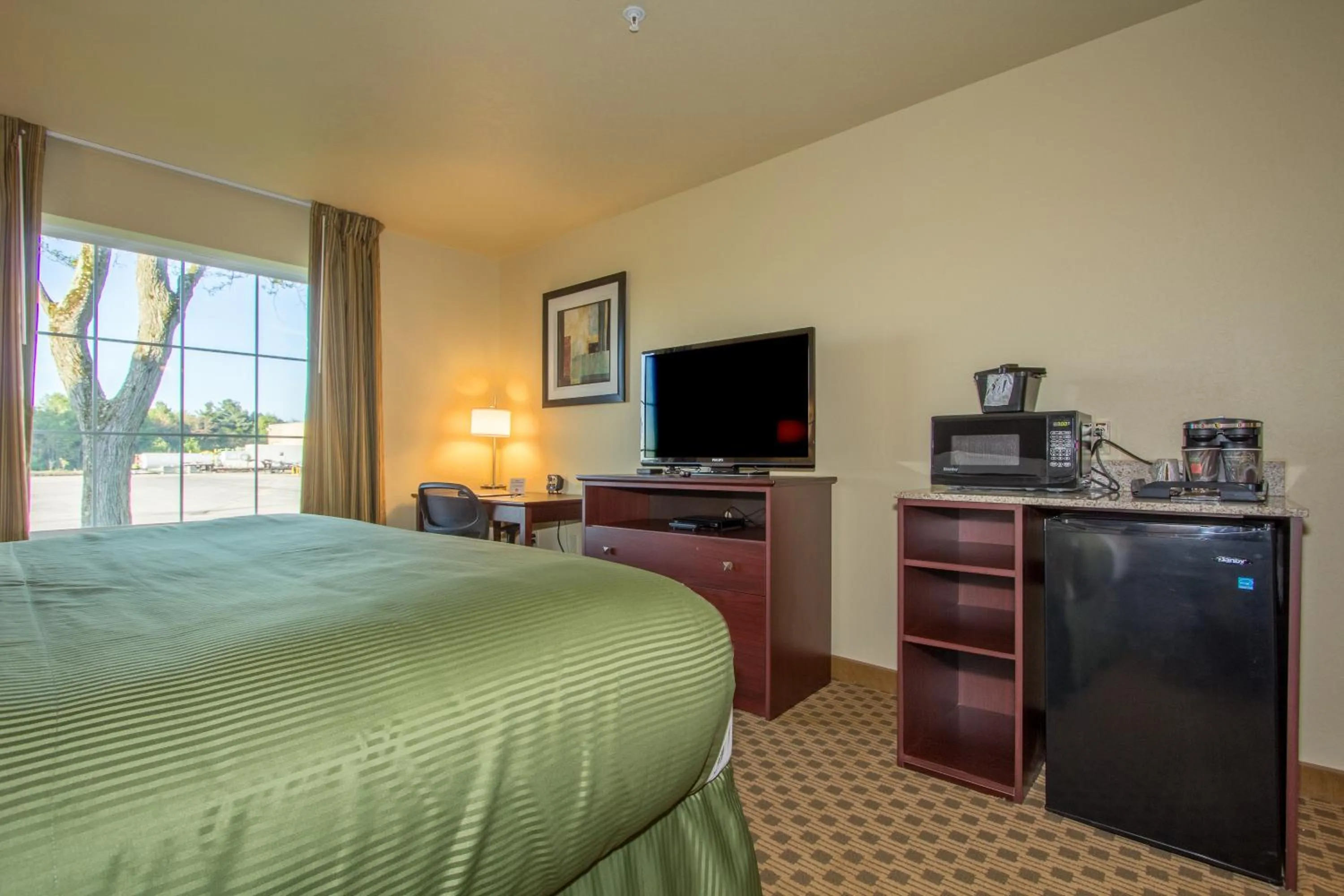 Bed in Cobblestone Inn & Suites - Linton