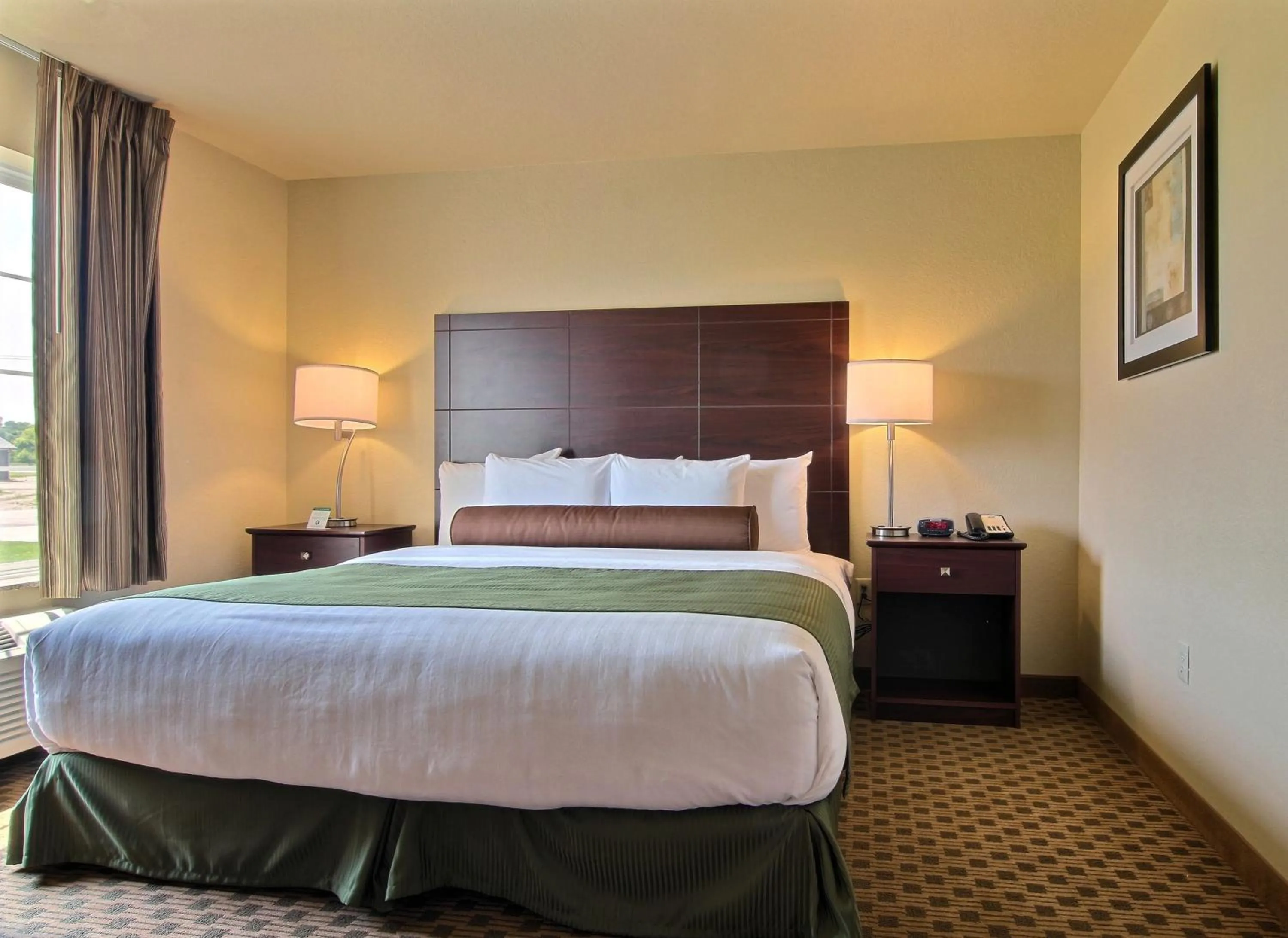 Bedroom, Bed in Cobblestone Inn & Suites - Linton