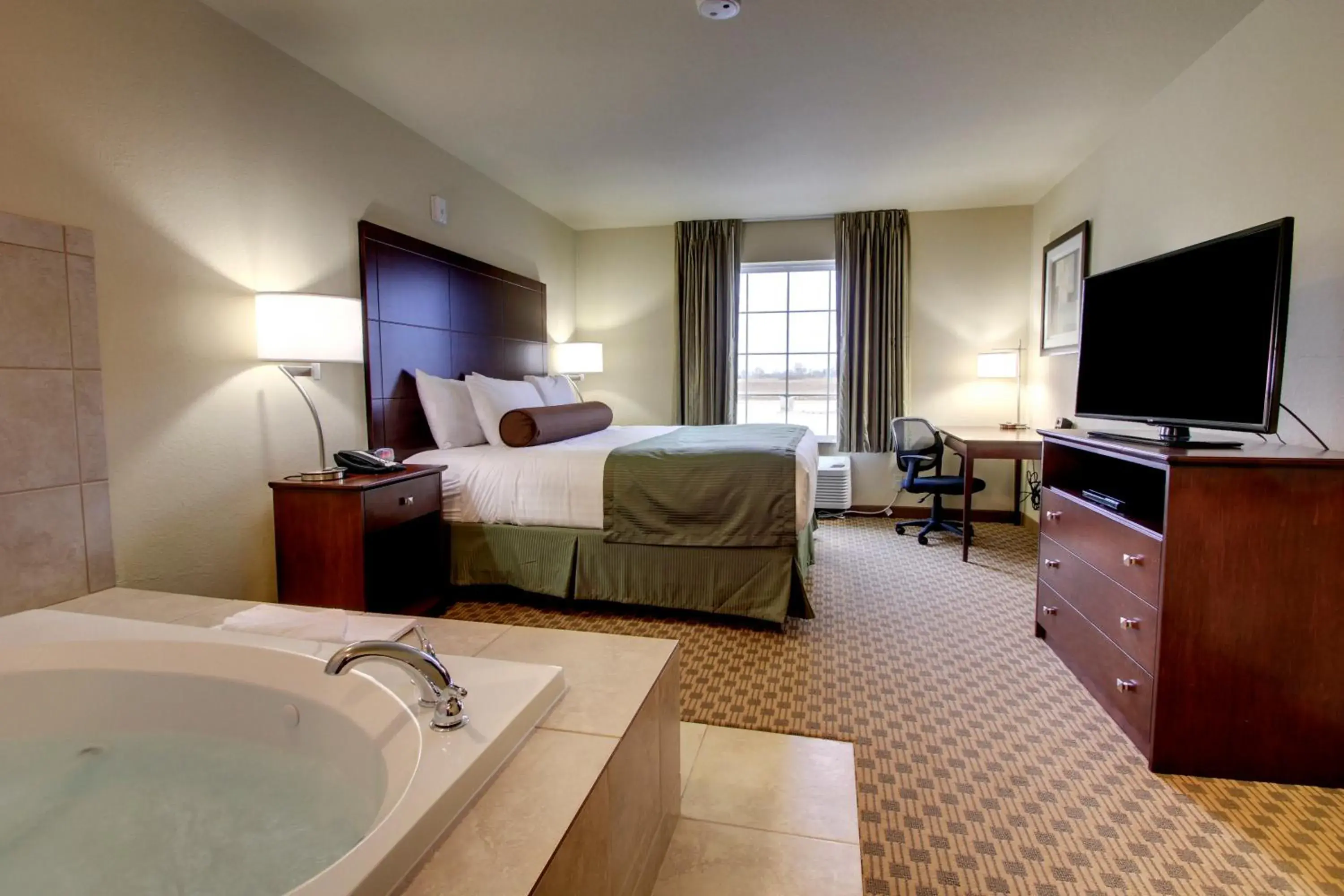 King Room with Spa Bath in Cobblestone Inn & Suites - Linton King Room with Spa Bath in Cobblestone Inn & Suites - Linton