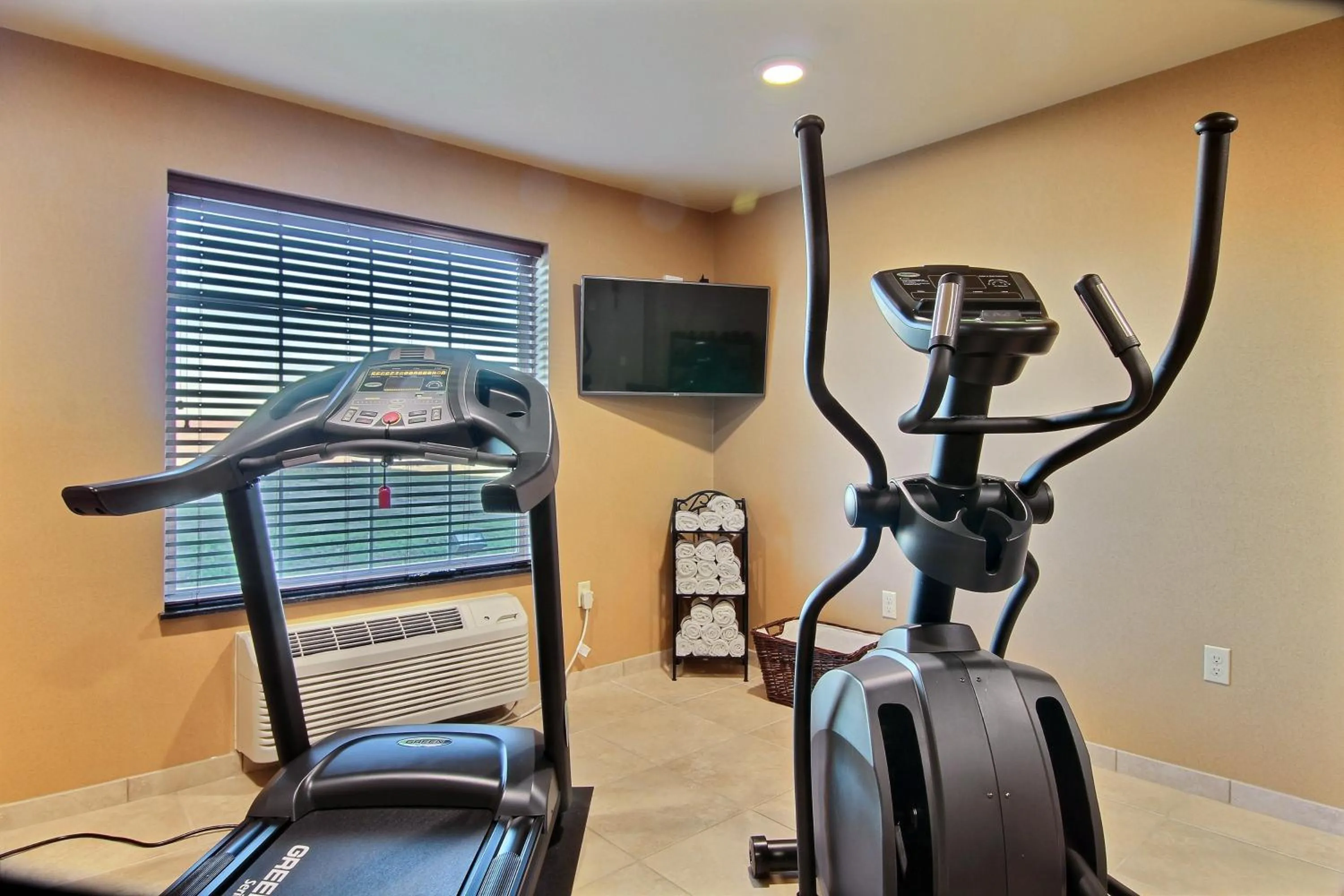 Fitness centre/facilities in Cobblestone Hotel & Suites - Beulah
