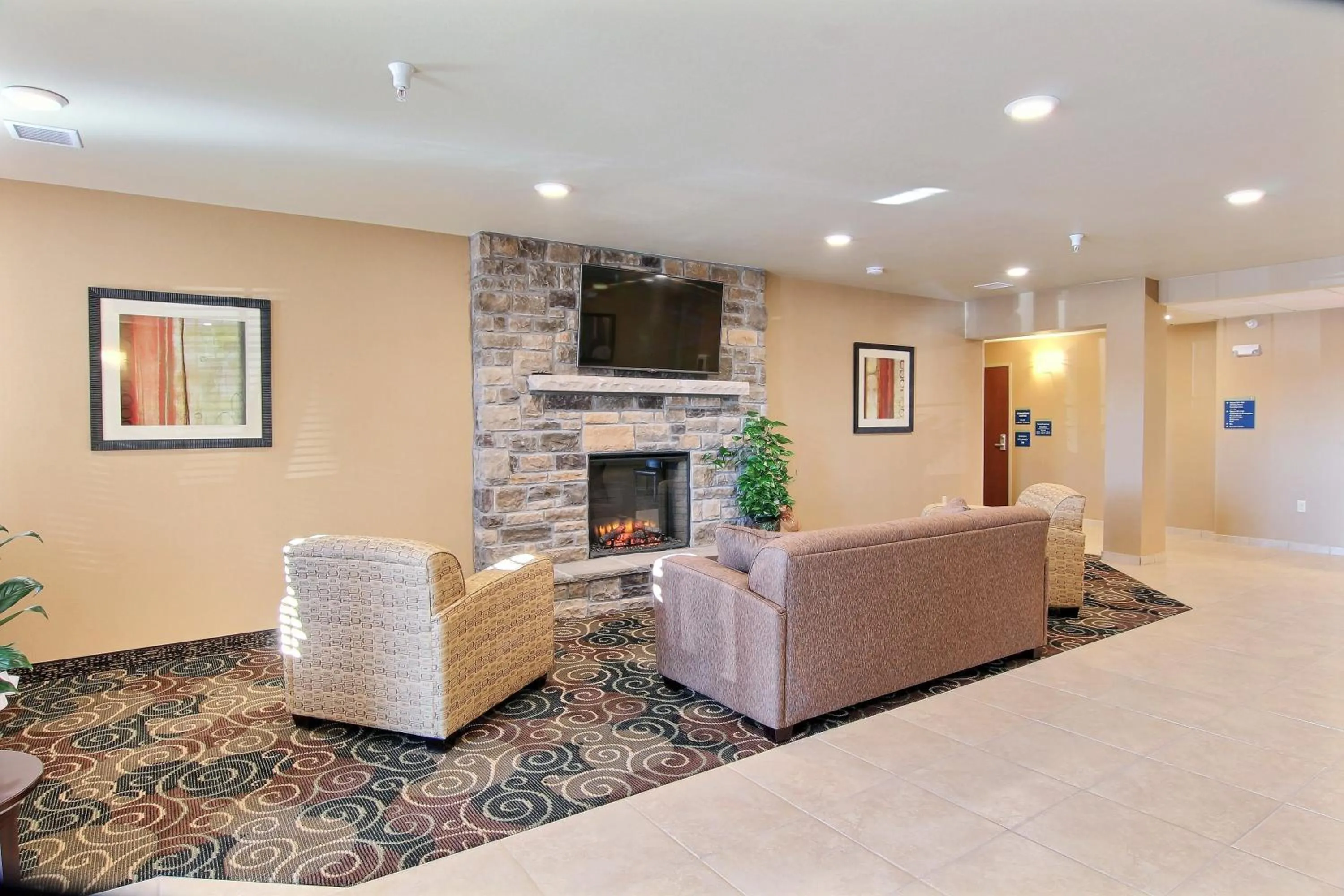 Communal lounge/ TV room in Cobblestone Hotel & Suites - Beulah