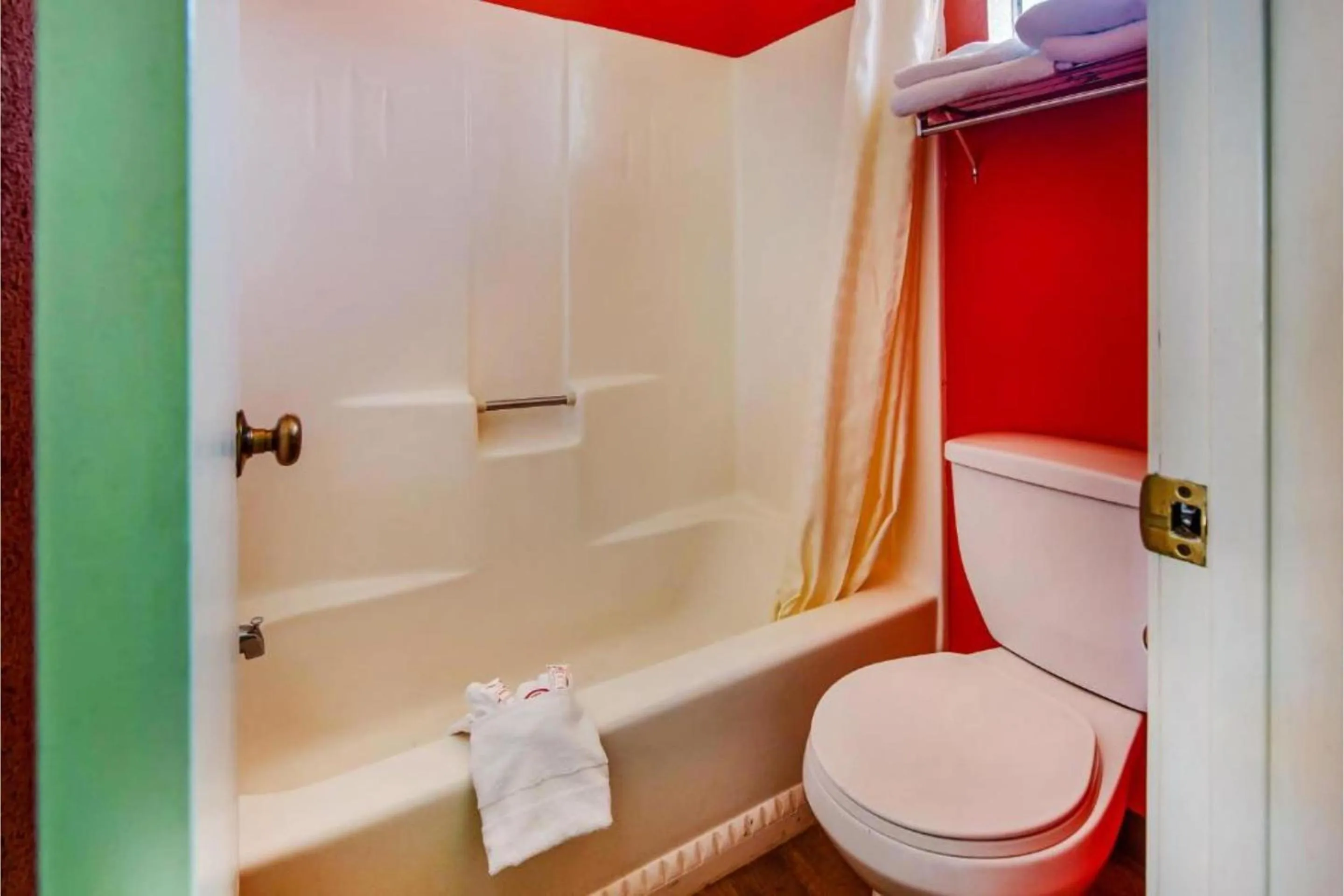 Bathroom in Hotel Europa Ridgecrest