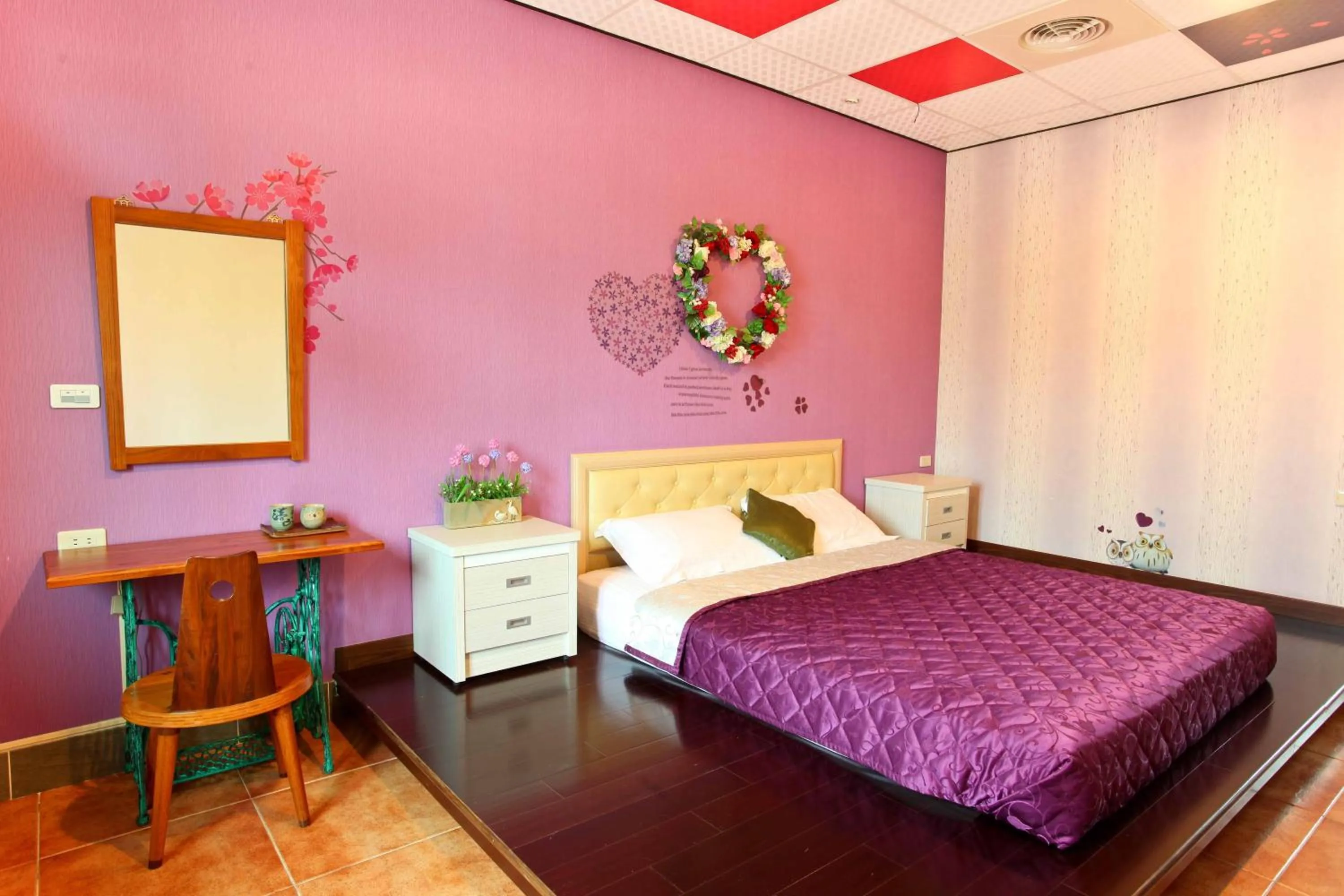 Photo of the whole room, Bed in Family Pottery