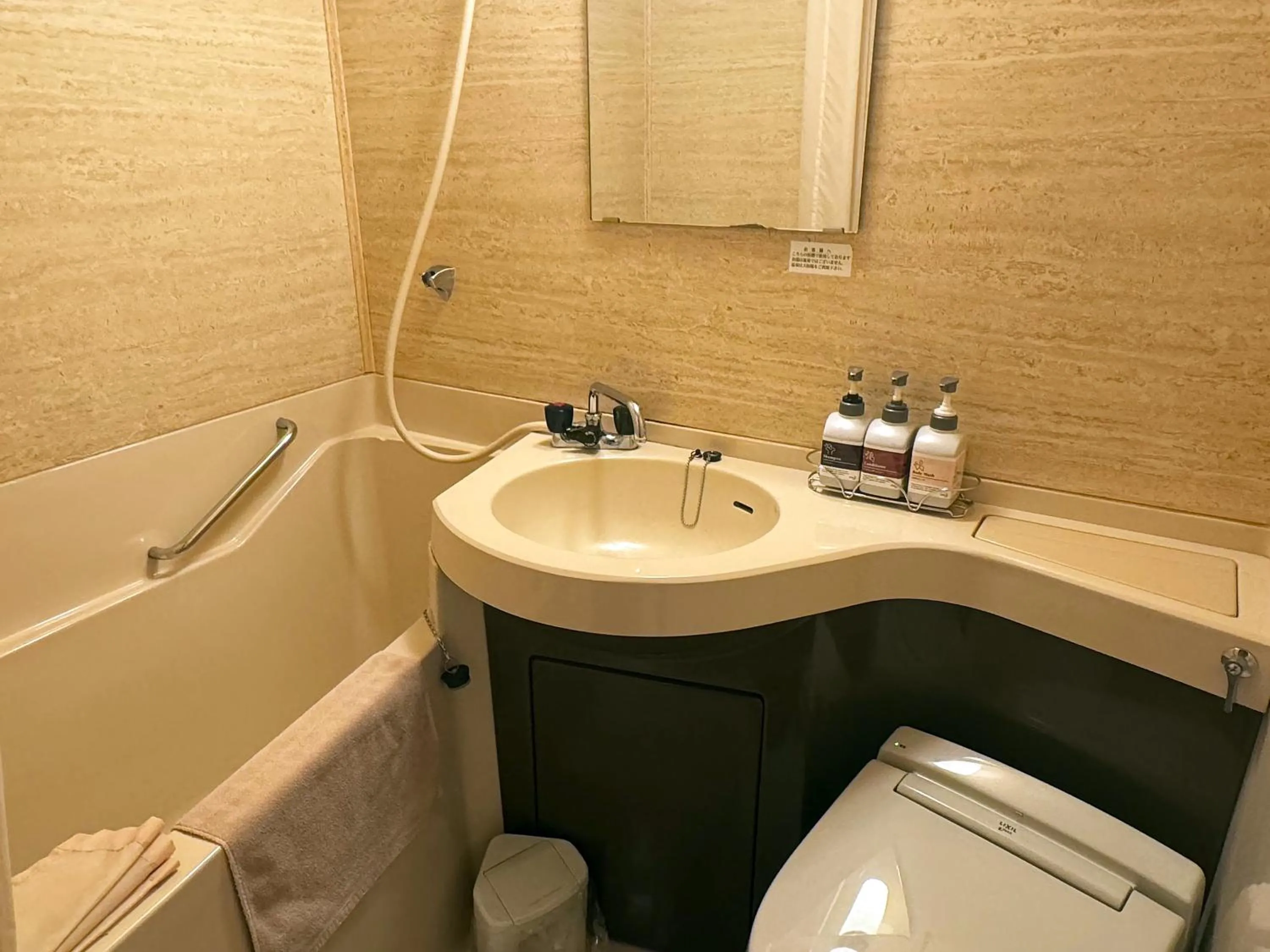 Shower in Hotel Kusakabe Armeria