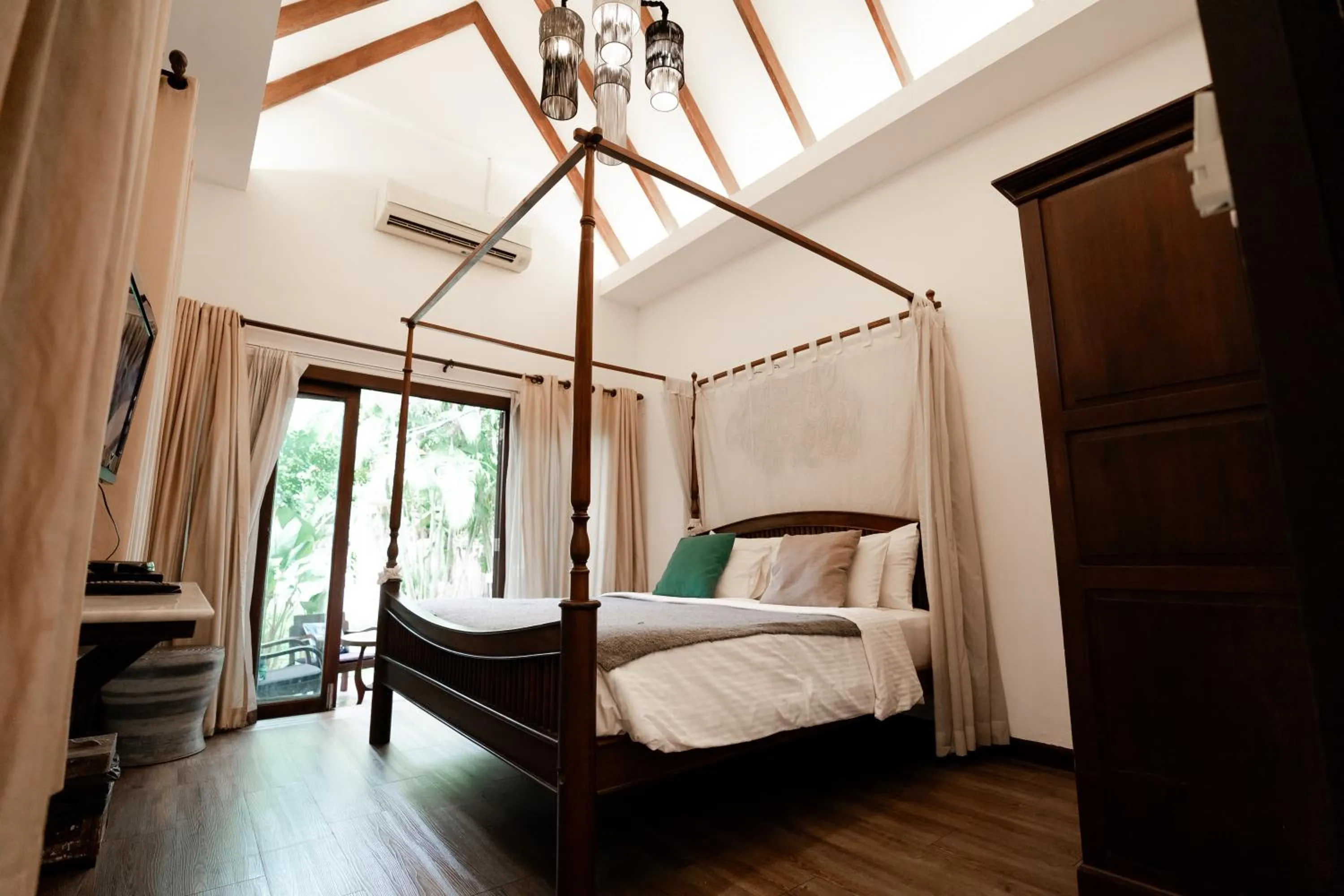 Bed in Tolani Southgate Villa Chiang Mai