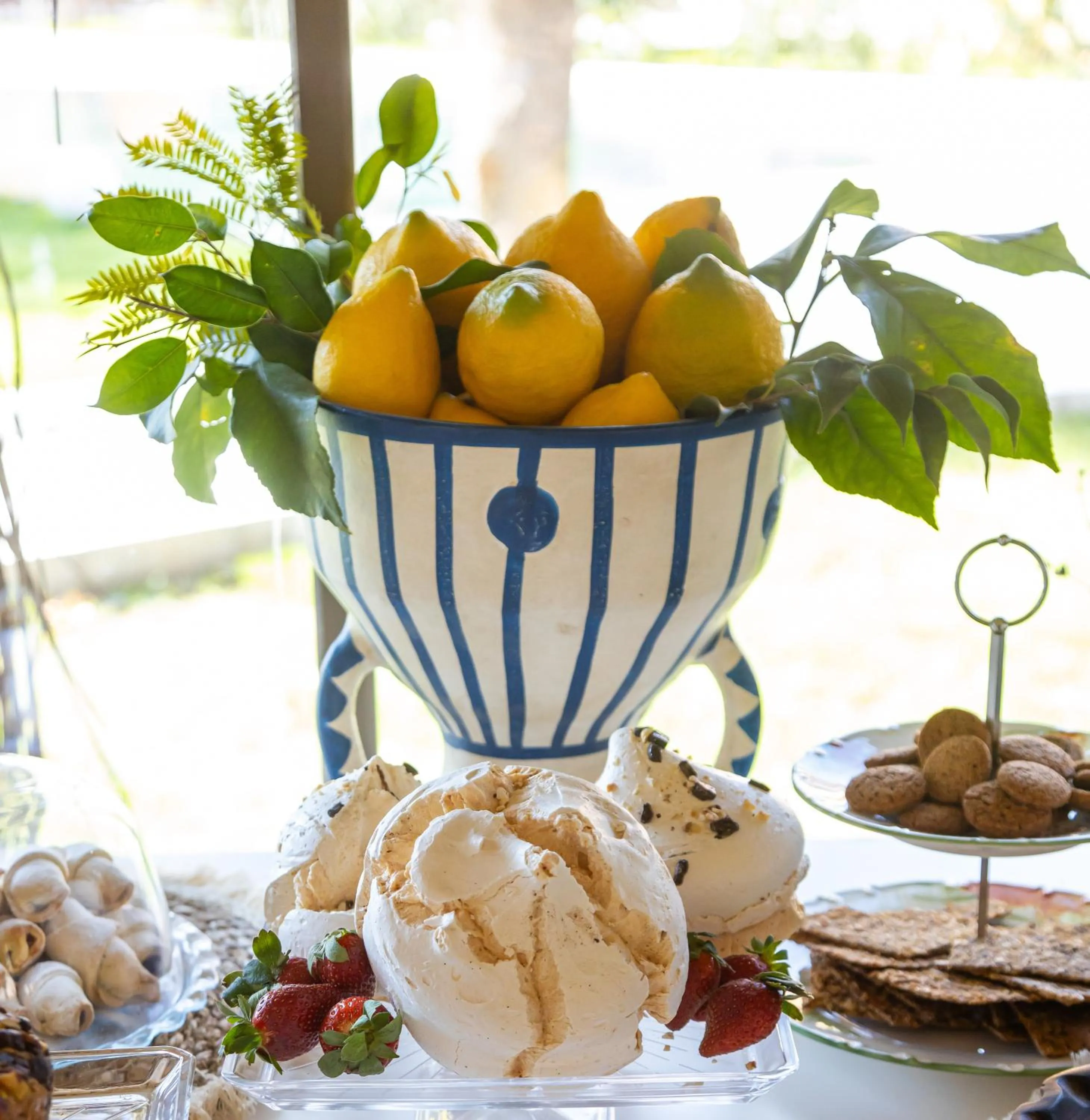 Restaurant/places to eat in Ema Houses