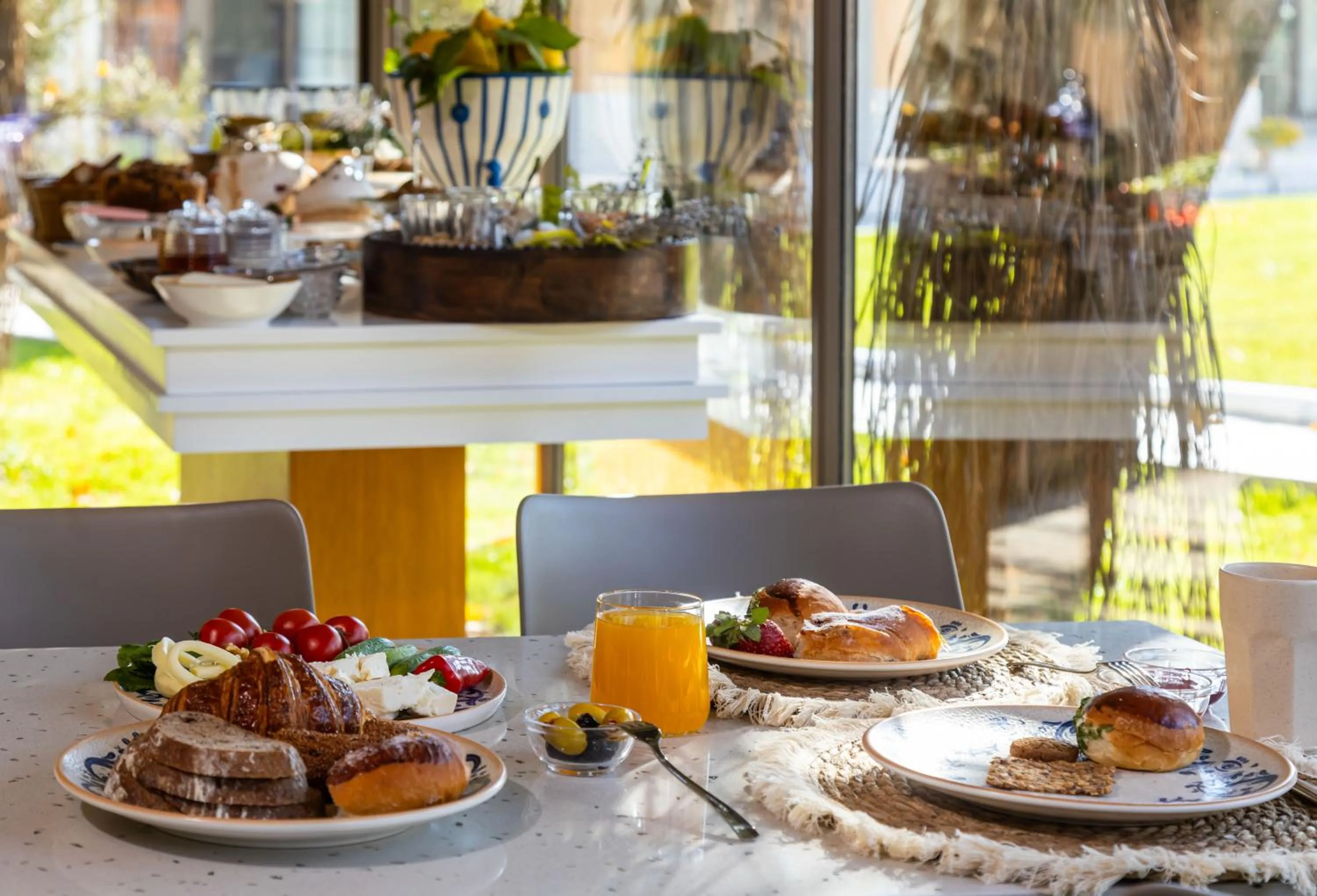 Restaurant/places to eat in Ema Houses