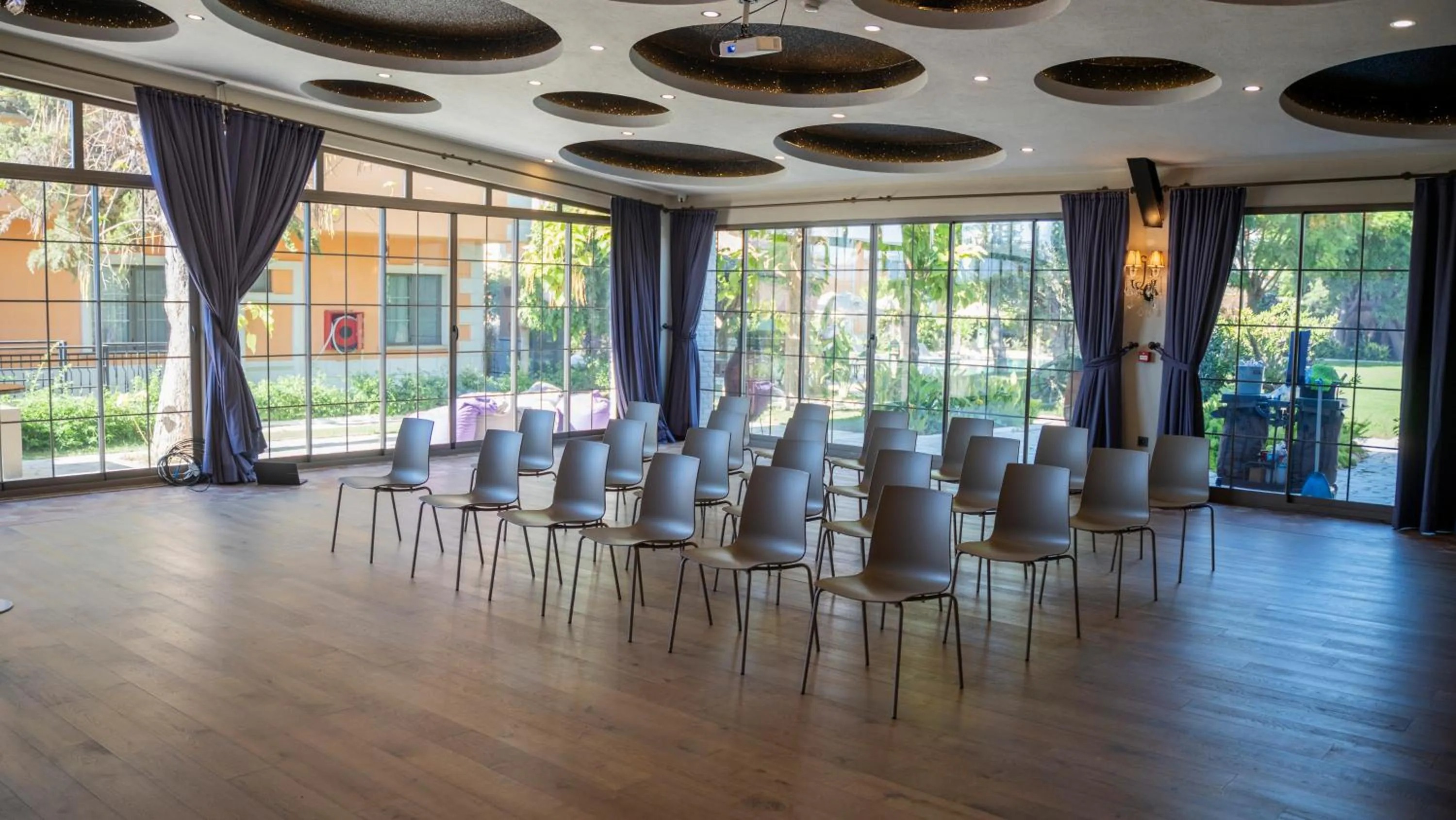 Meeting/conference room in Ema Houses