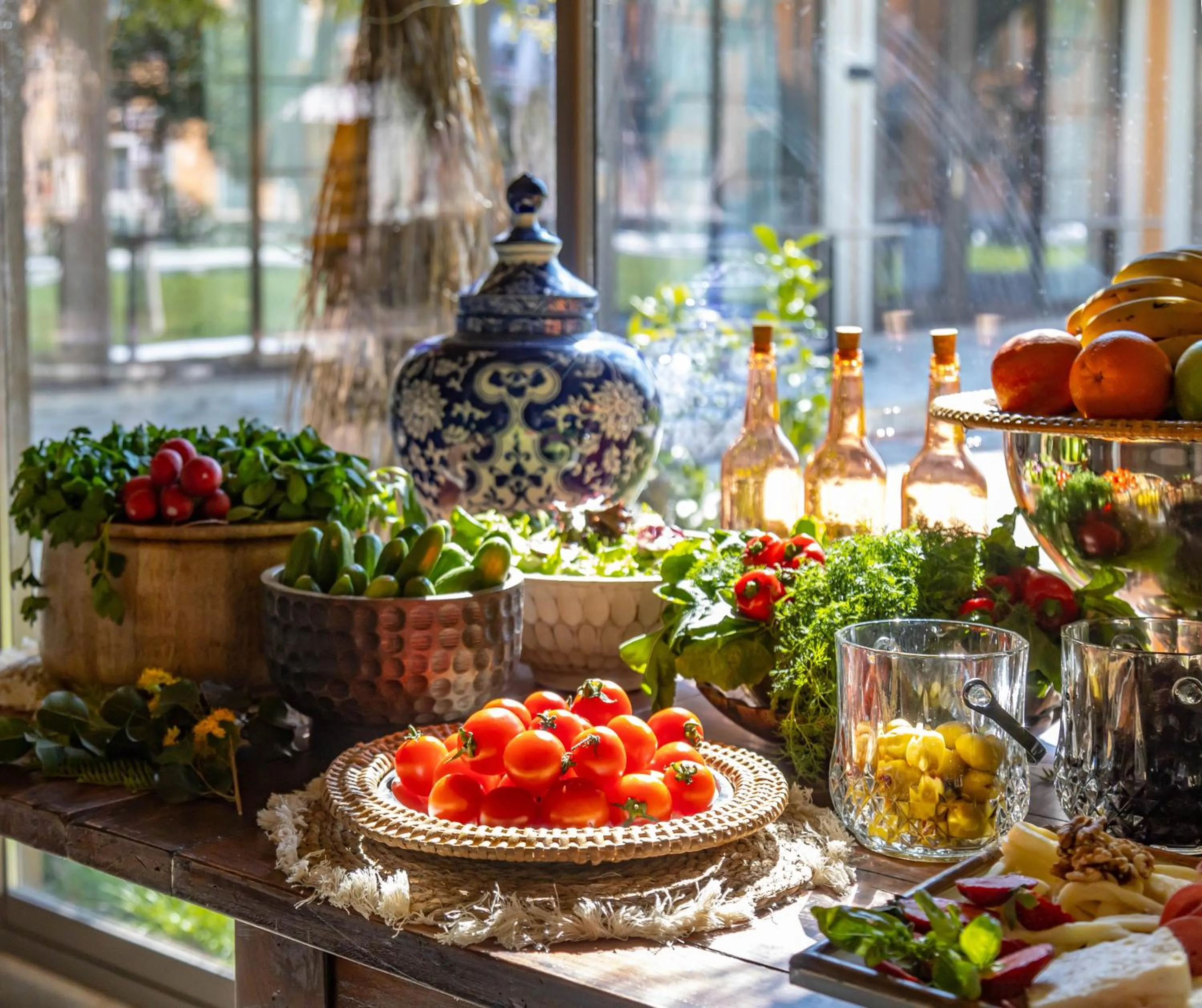 Restaurant/places to eat in Ema Houses