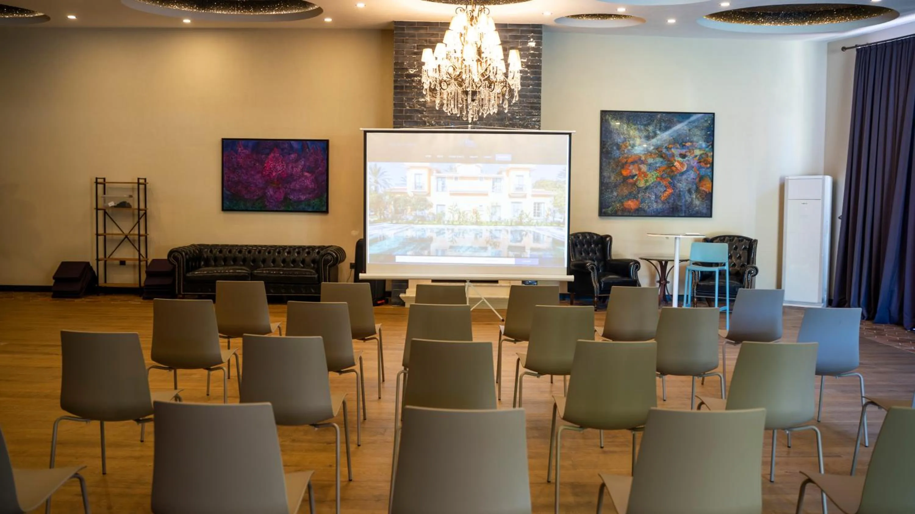 Meeting/conference room in Ema Houses