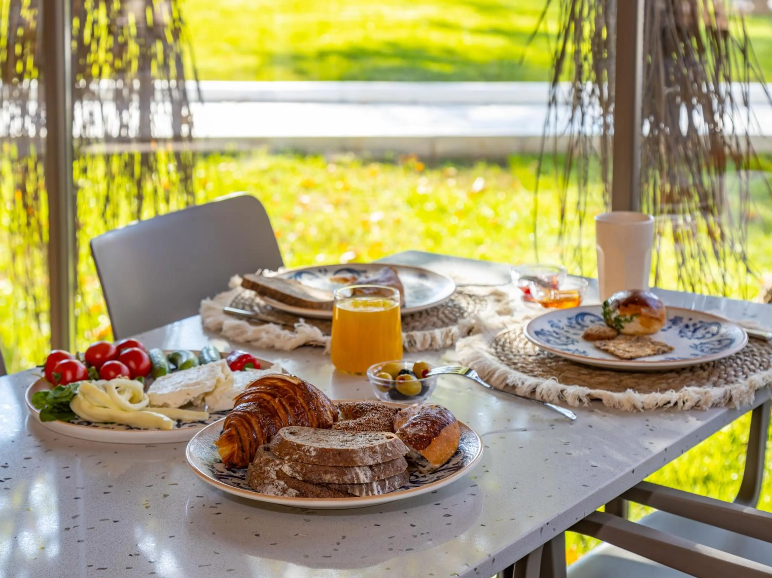 Restaurant/places to eat in Ema Houses