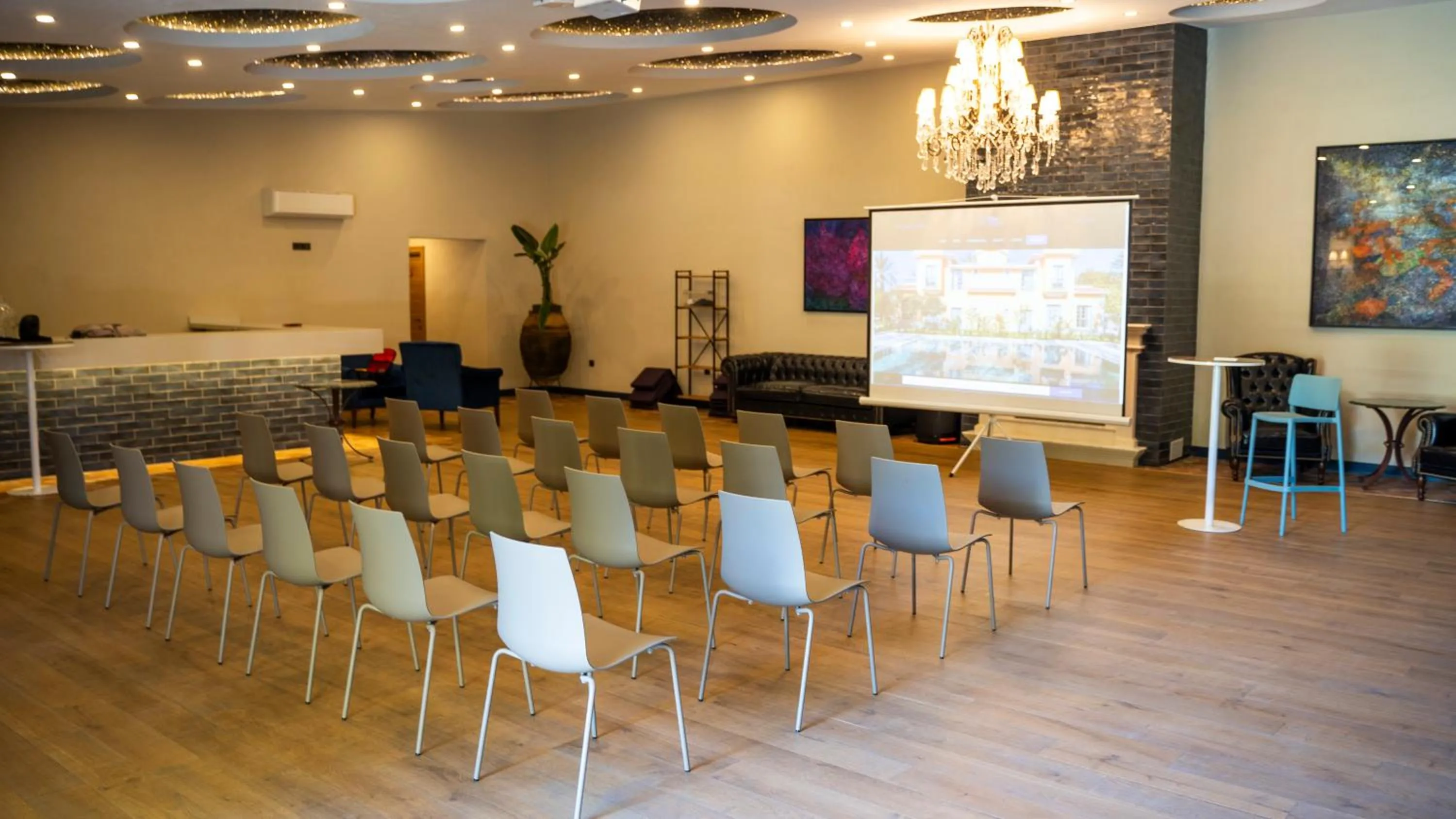 Meeting/conference room in Ema Houses