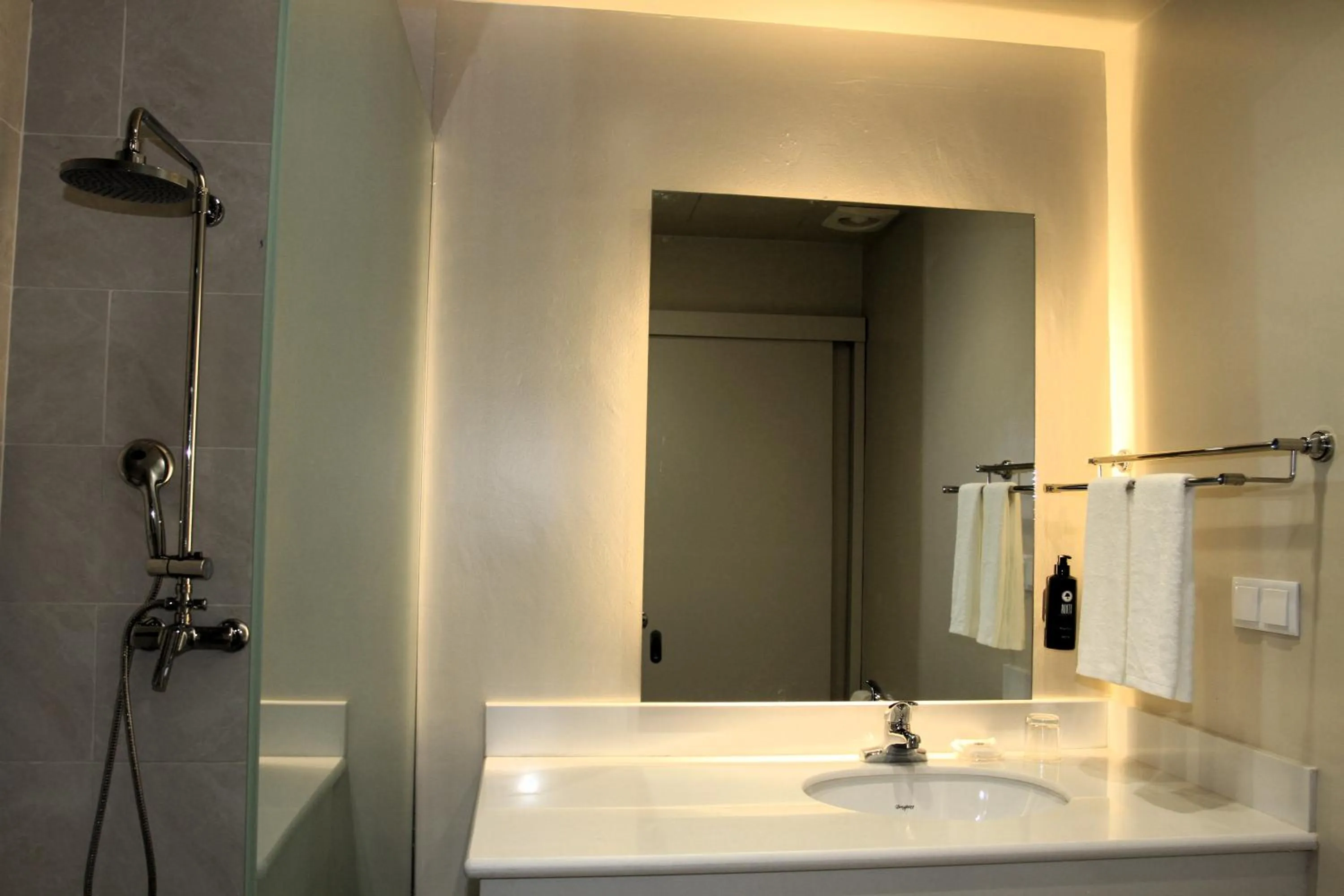 Shower in Flow Hotel Benguela