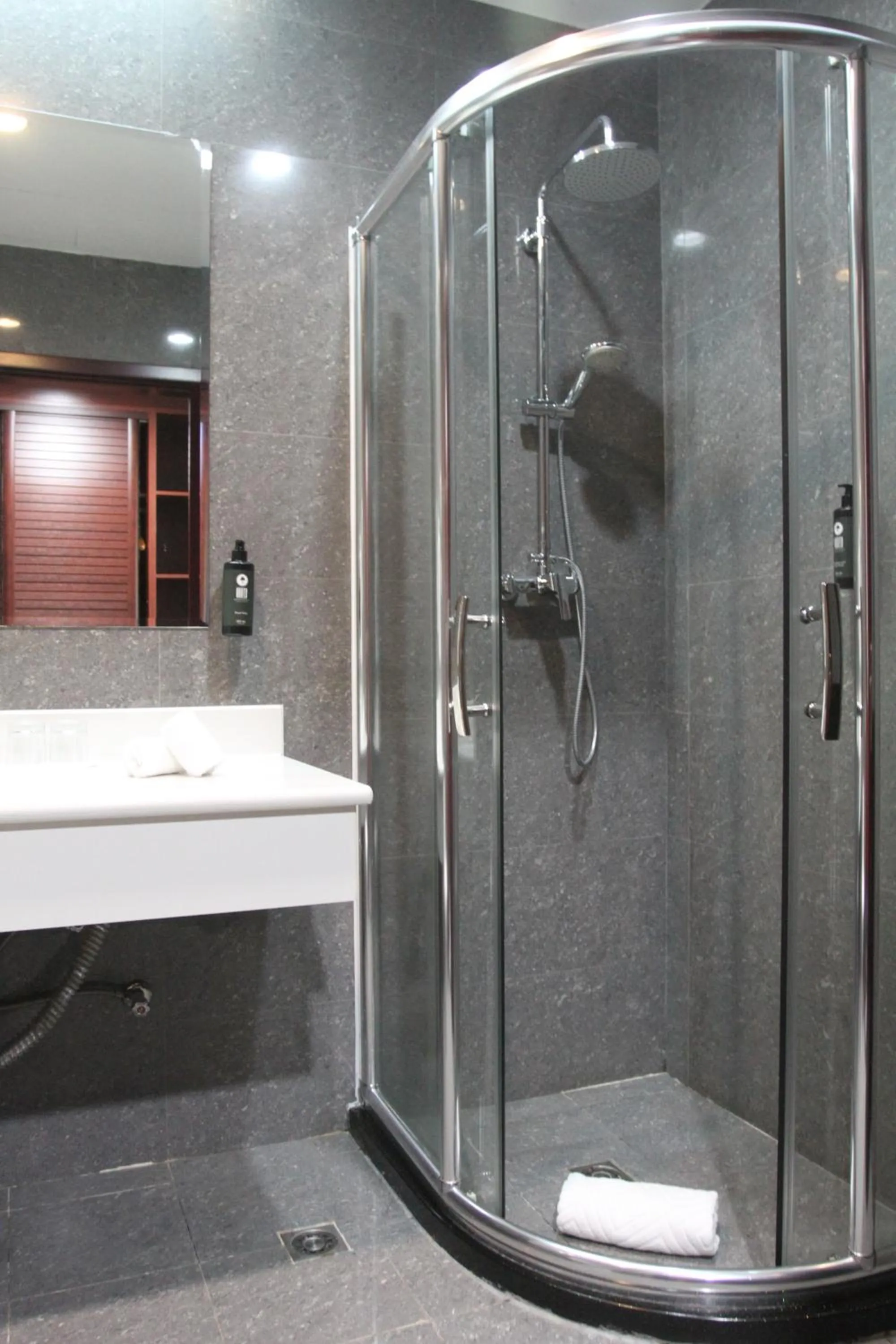 Shower in Flow Hotel Benguela