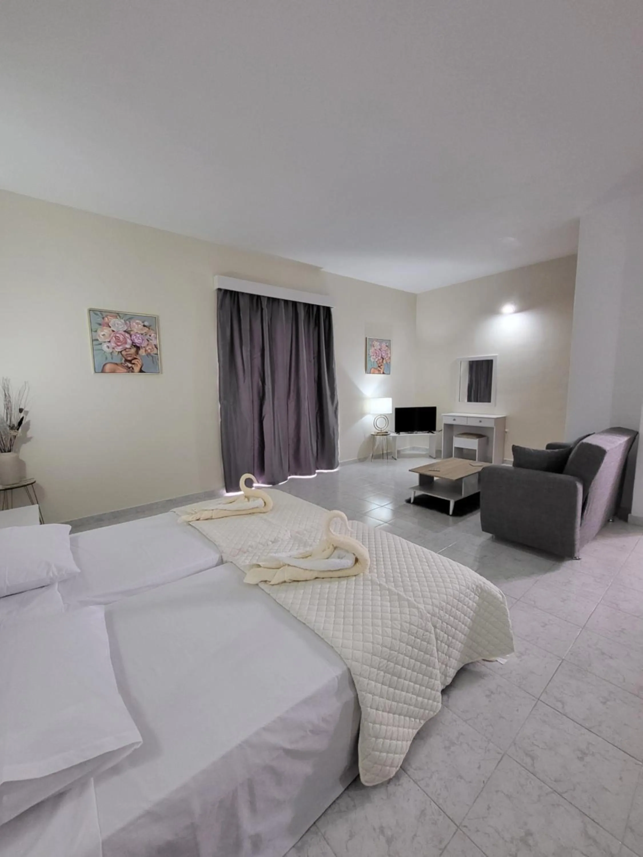 TV and multimedia, Bed in Pyrgos Hotel Apartments