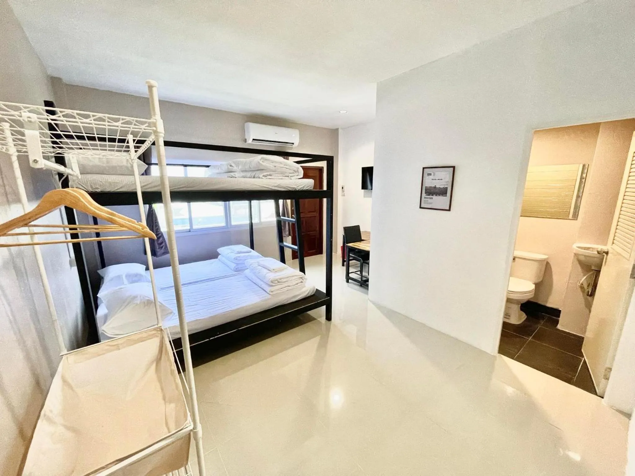 Bedroom, Bed in Lamoon 90s