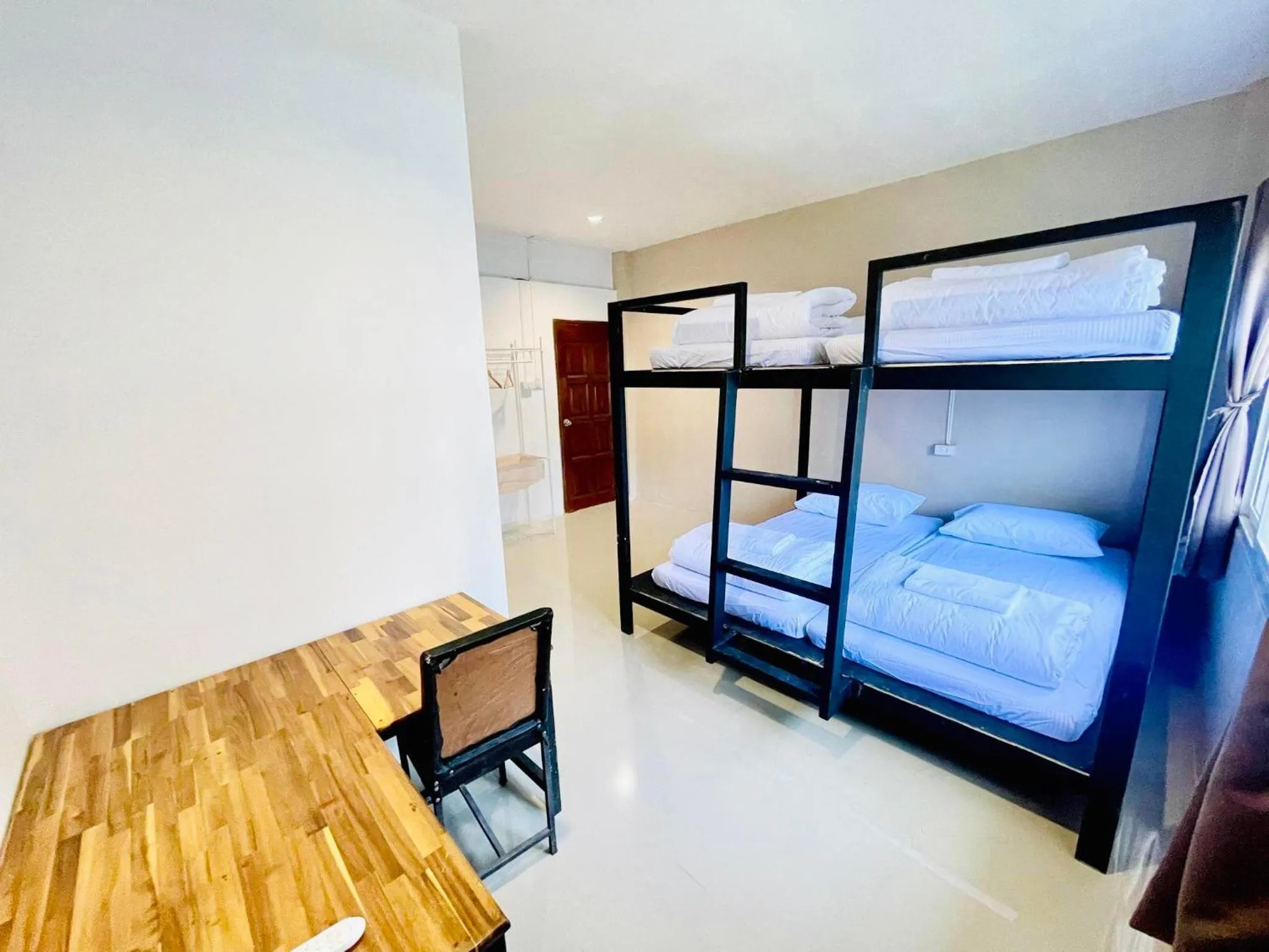 Bedroom, Bed in Lamoon 90s