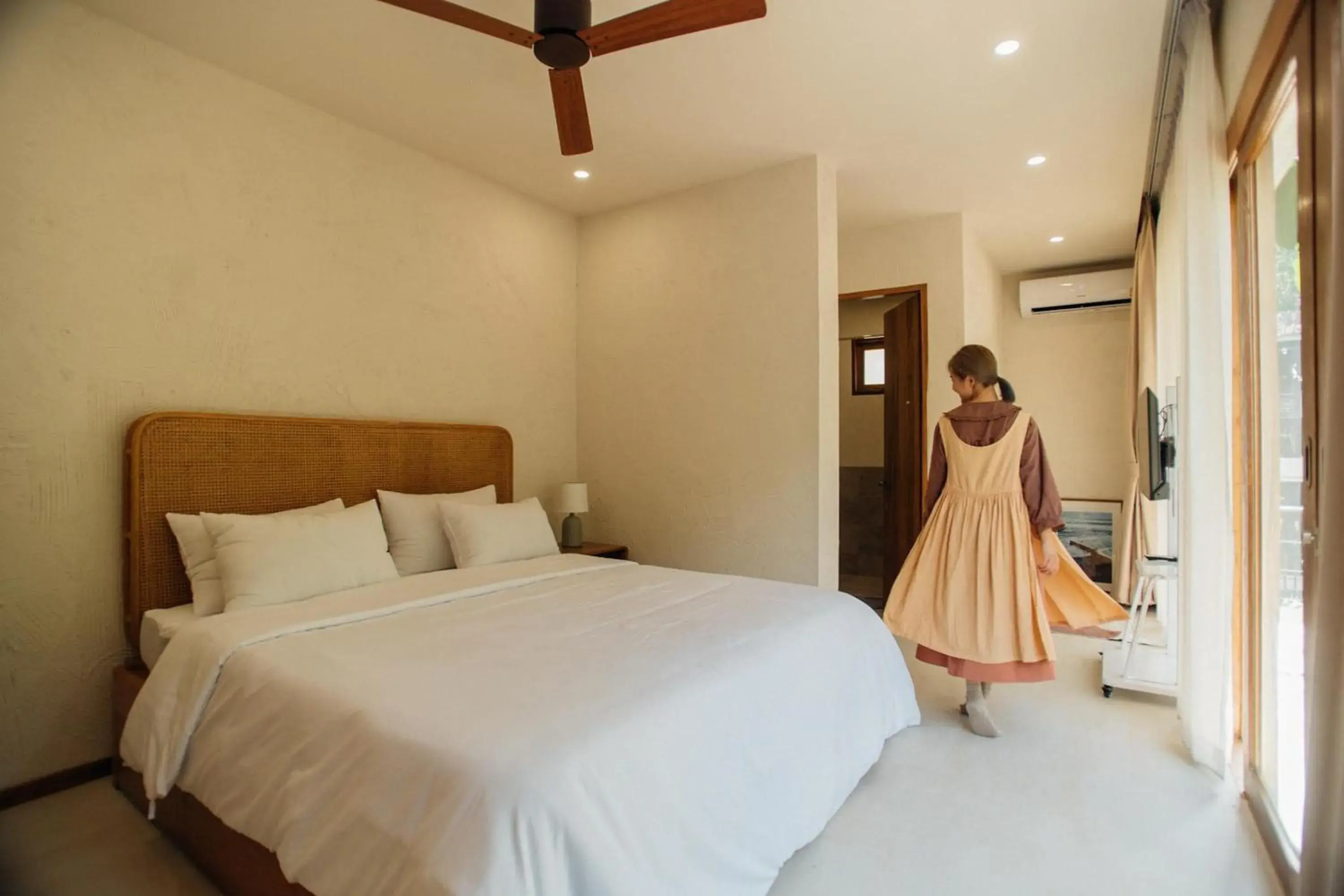 King Room with Balcony in Taryn Tara Cafe and Stay King Room with Balcony in Taryn Tara Cafe and Stay