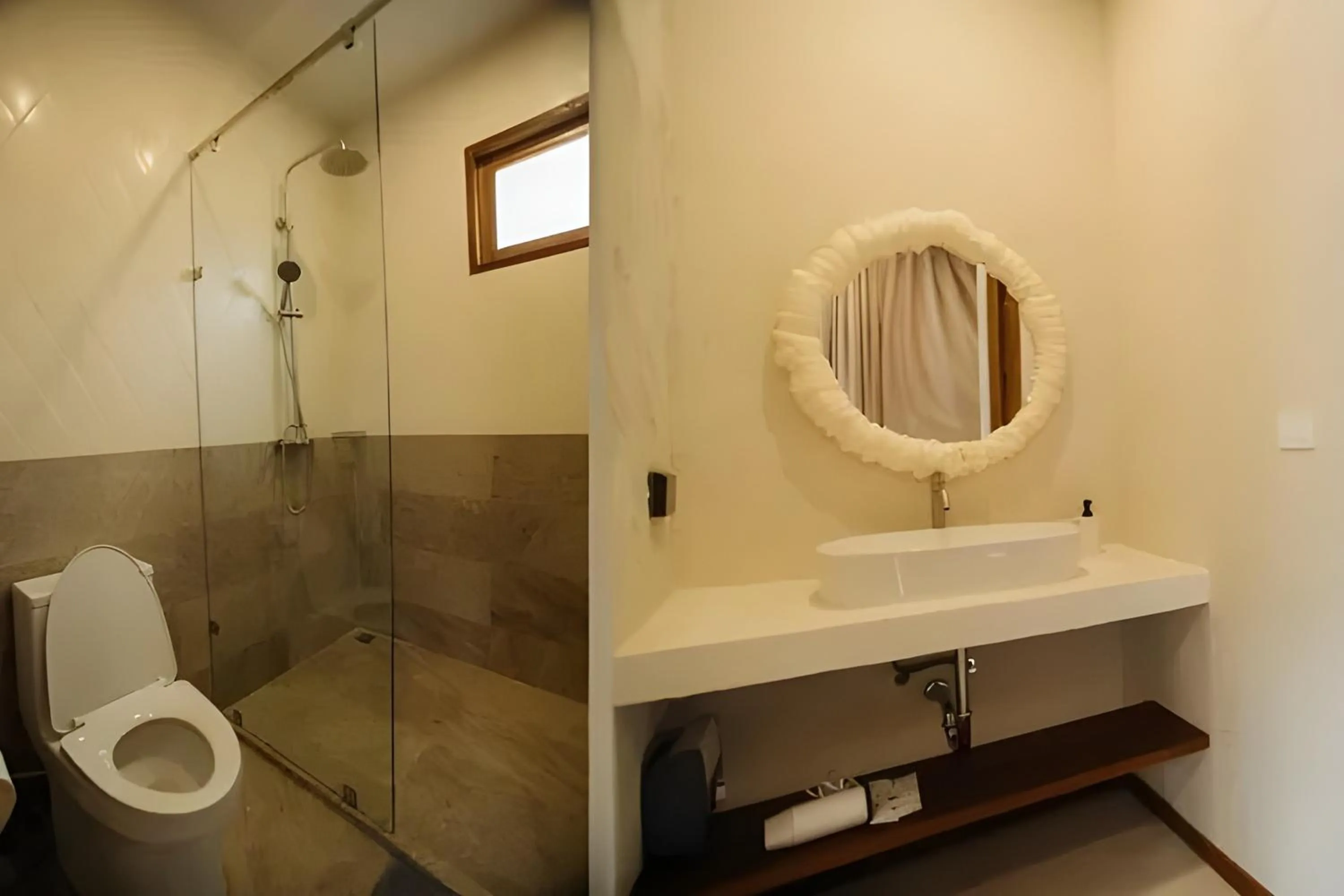 Bathroom in Taryn Tara Cafe and Stay